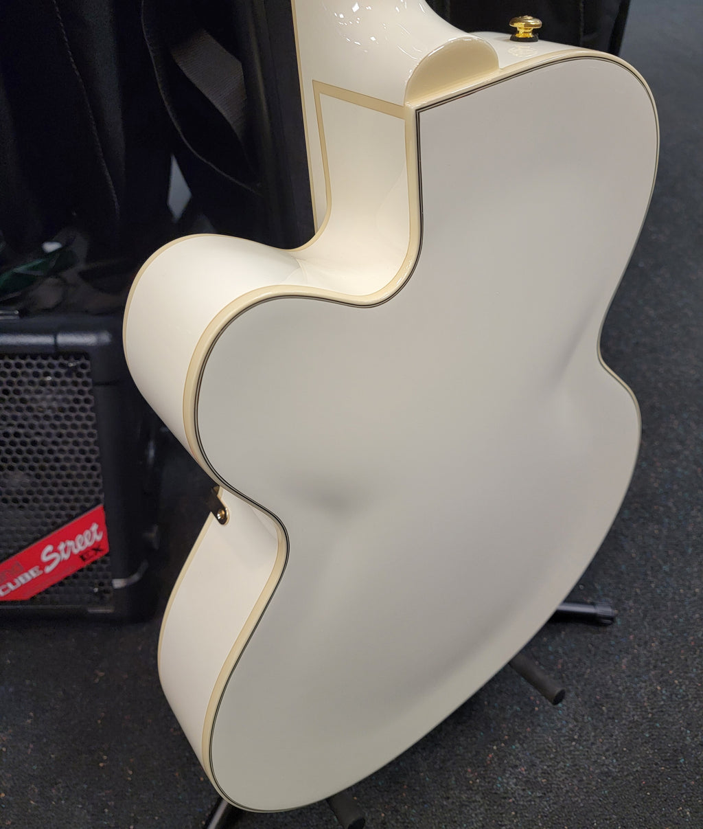 Gretsch G2420TG Streamliner hollow body — neck joint