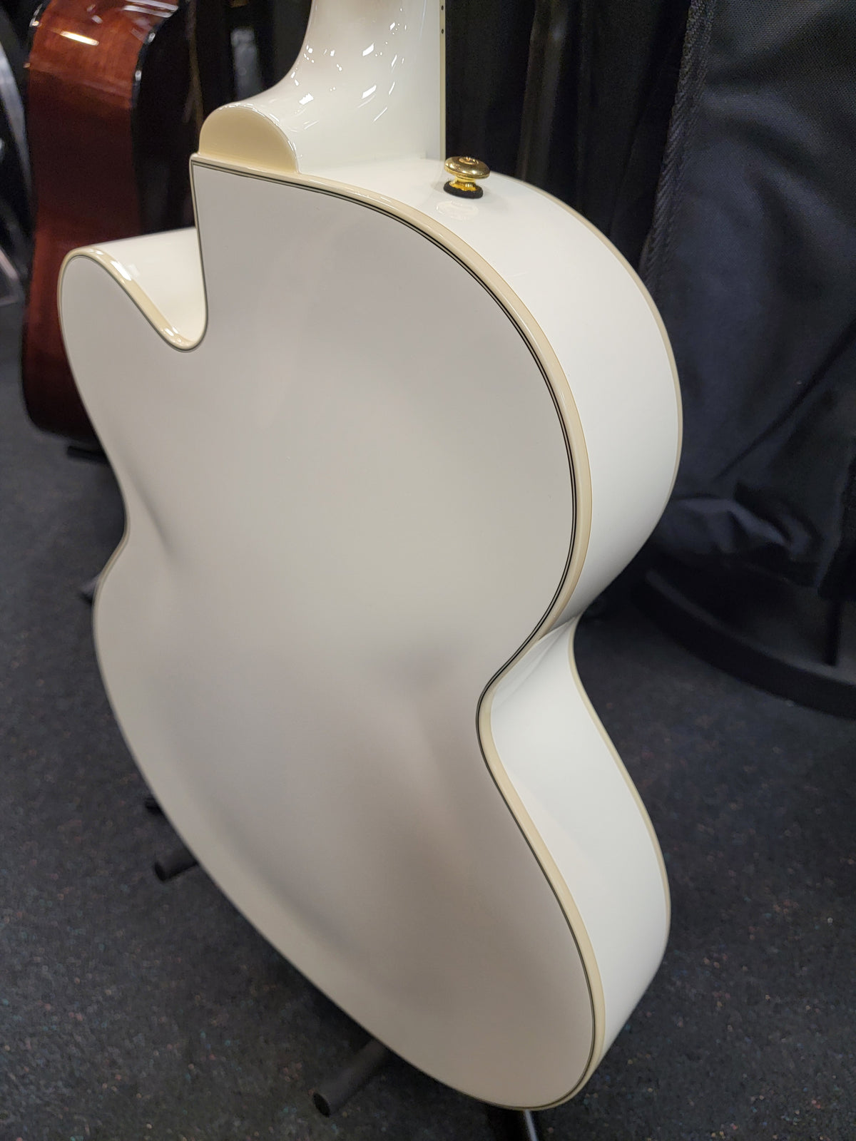 Gretsch G2420TG Streamliner hollow body — bridge detail