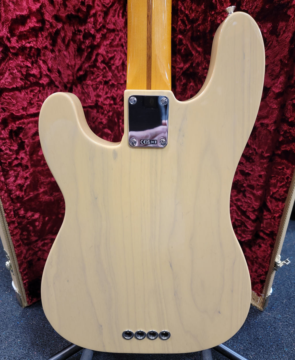 Fender AV II 1951 Precision Bass Butterscotch Blonde — control knobs