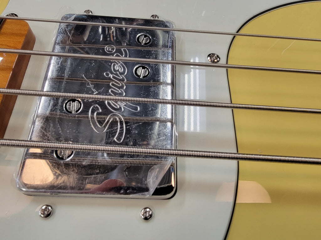 Squier Classic Vibe Telecaster Bass Vintage White — tuners detail