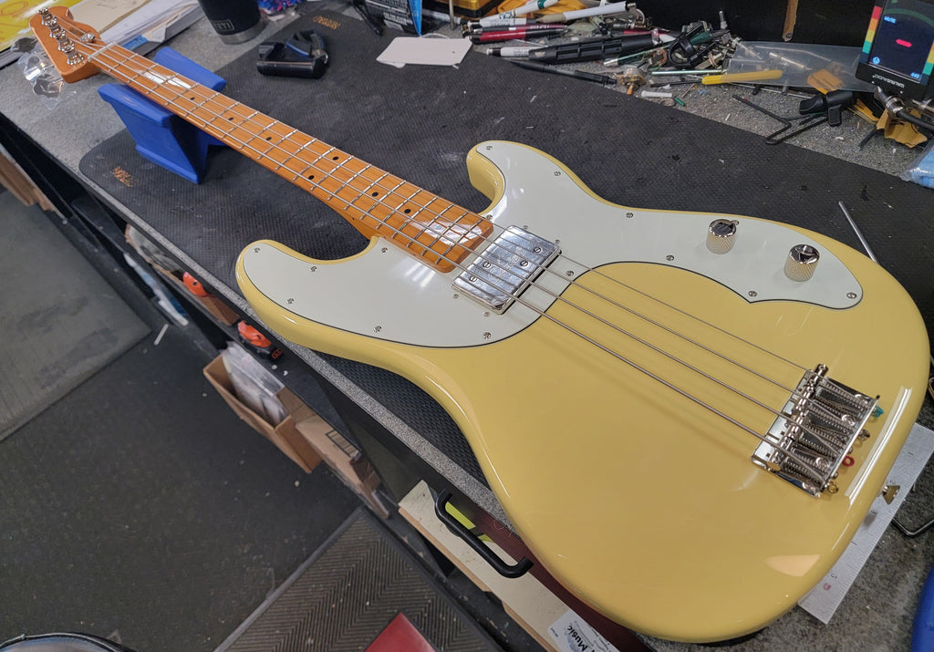 Squier Classic Vibe Telecaster Bass Vintage White — pickguard detail