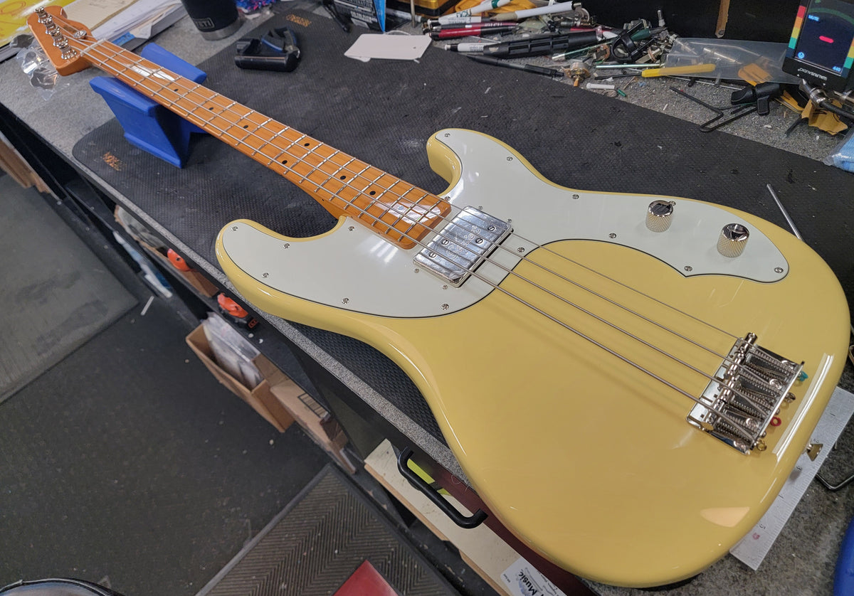 Squier Classic Vibe Telecaster Bass Vintage White — pickguard detail