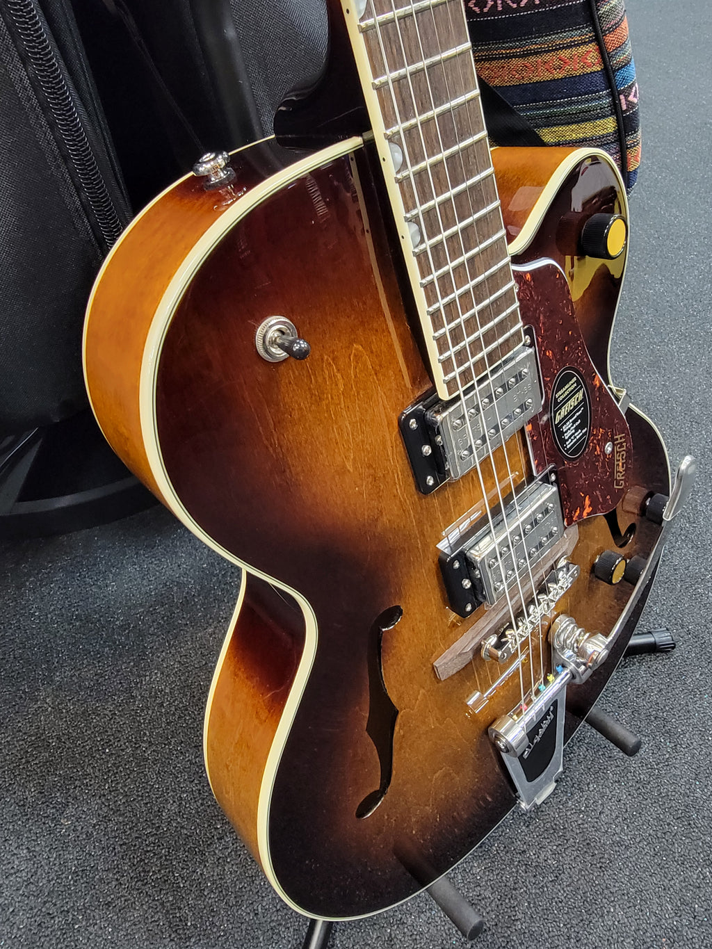 Gretsch G2420T Streamliner hollow body — headstock
