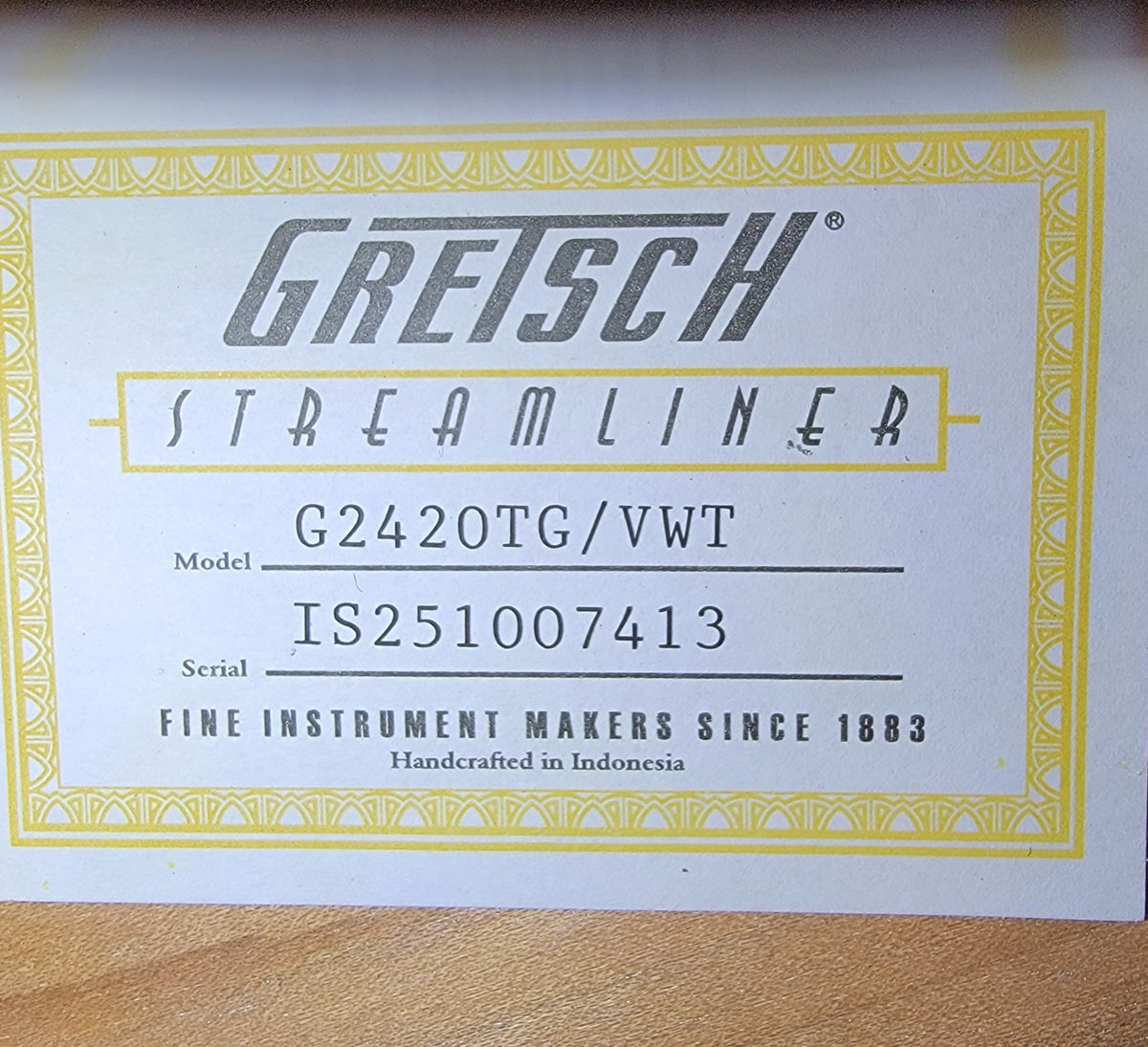 Gretsch G2420TG Streamliner hollow body — pickguard detail