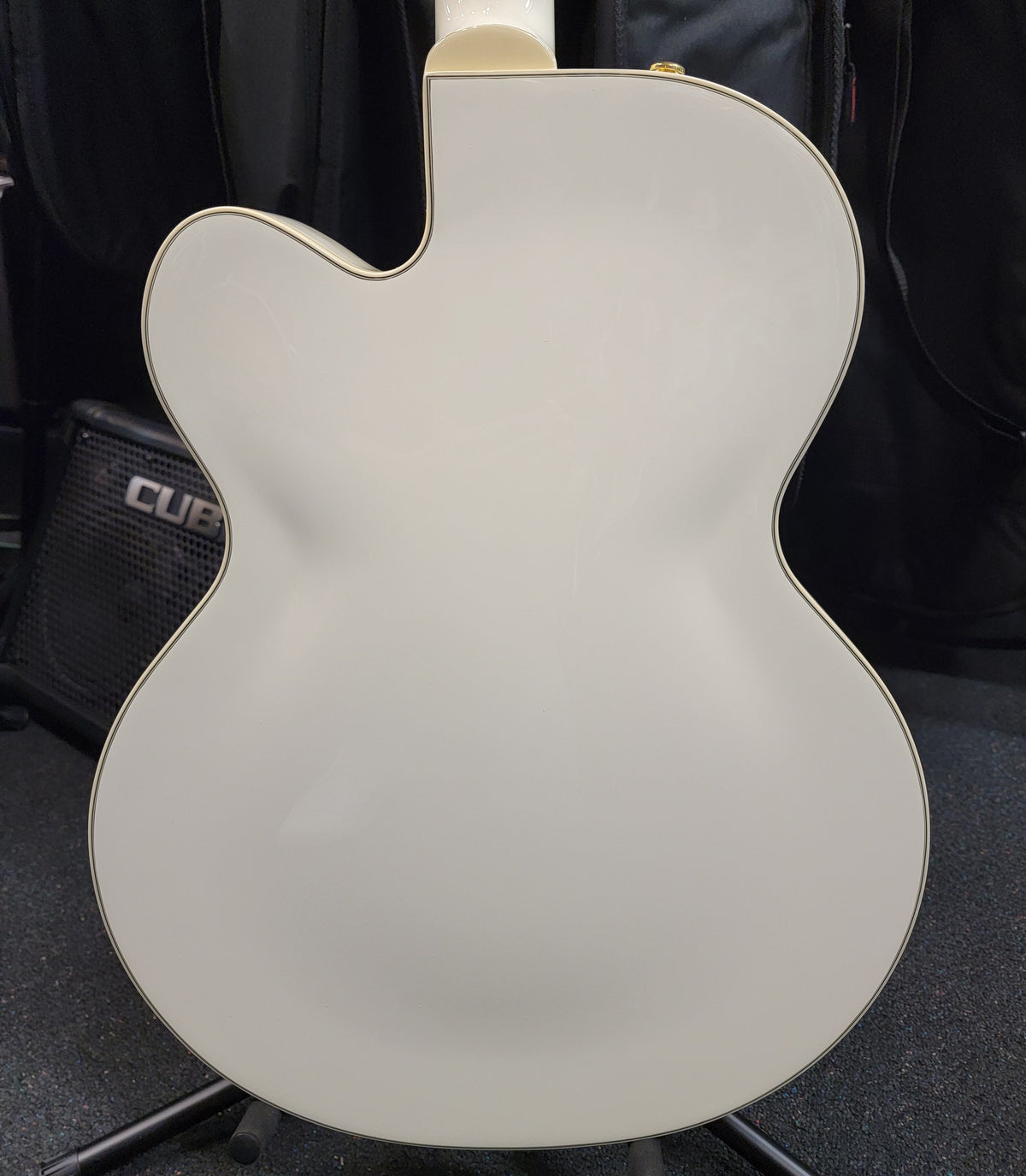 Gretsch G2420TG Streamliner hollow body — gold hardware detail