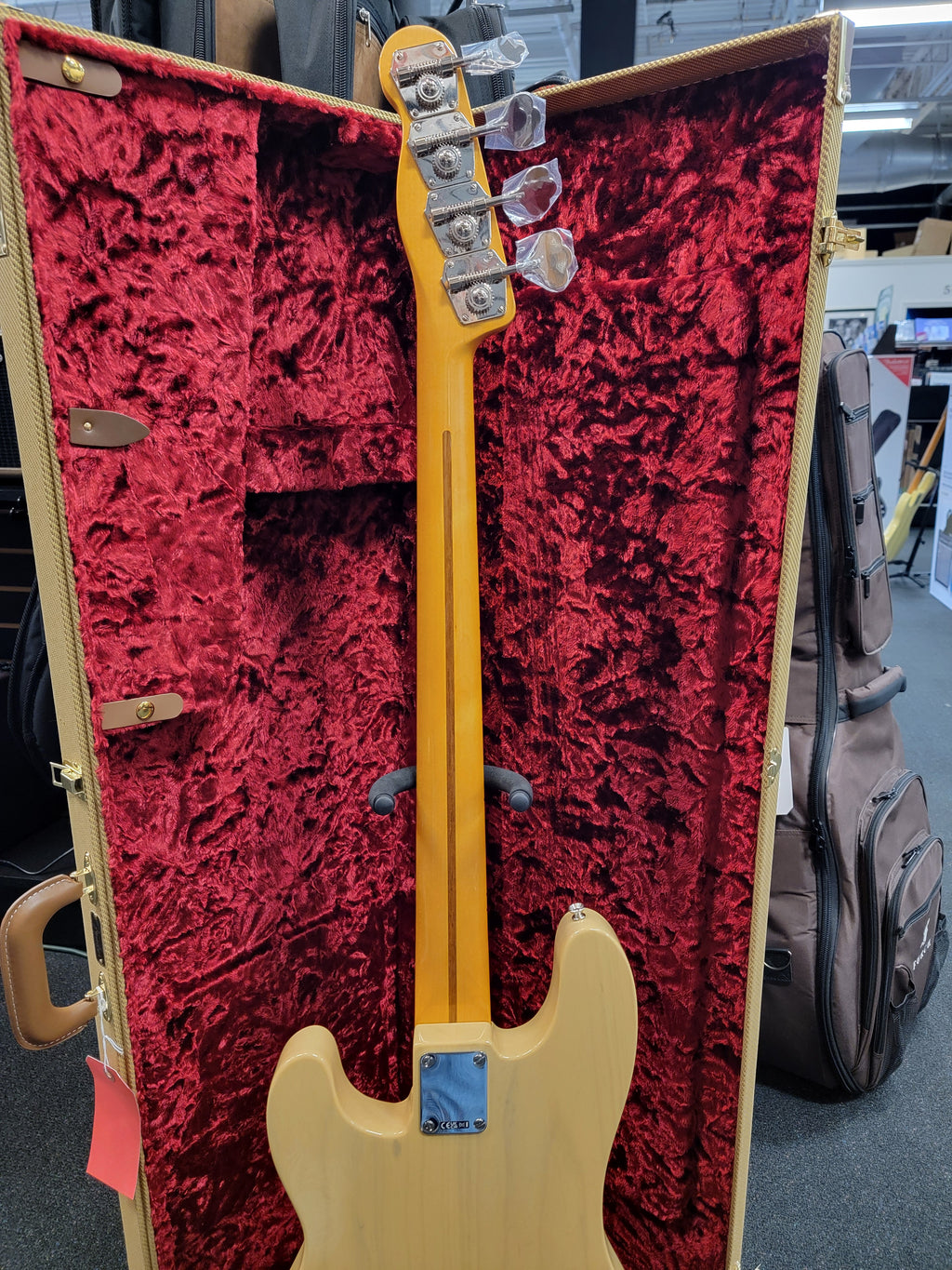 Fender AV II 1951 Precision Bass Butterscotch Blonde — back of body