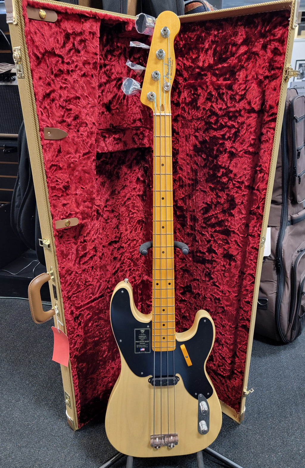 Fender AV II 1951 Precision Bass Butterscotch Blonde — body detail