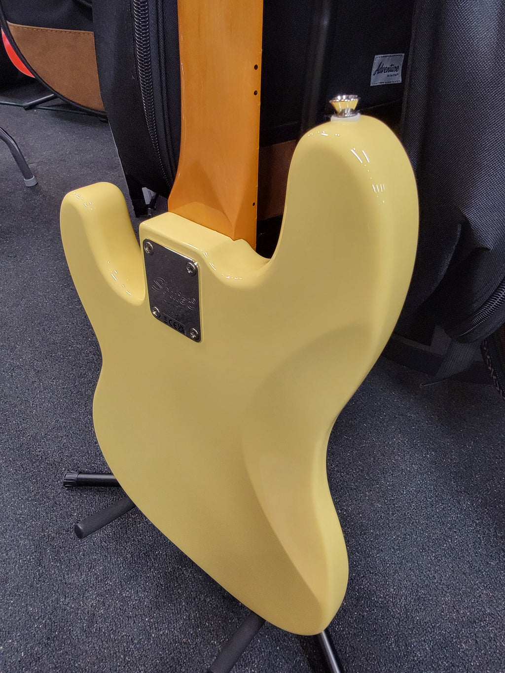 Squier Classic Vibe Telecaster Bass Vintage White — lower bout detail