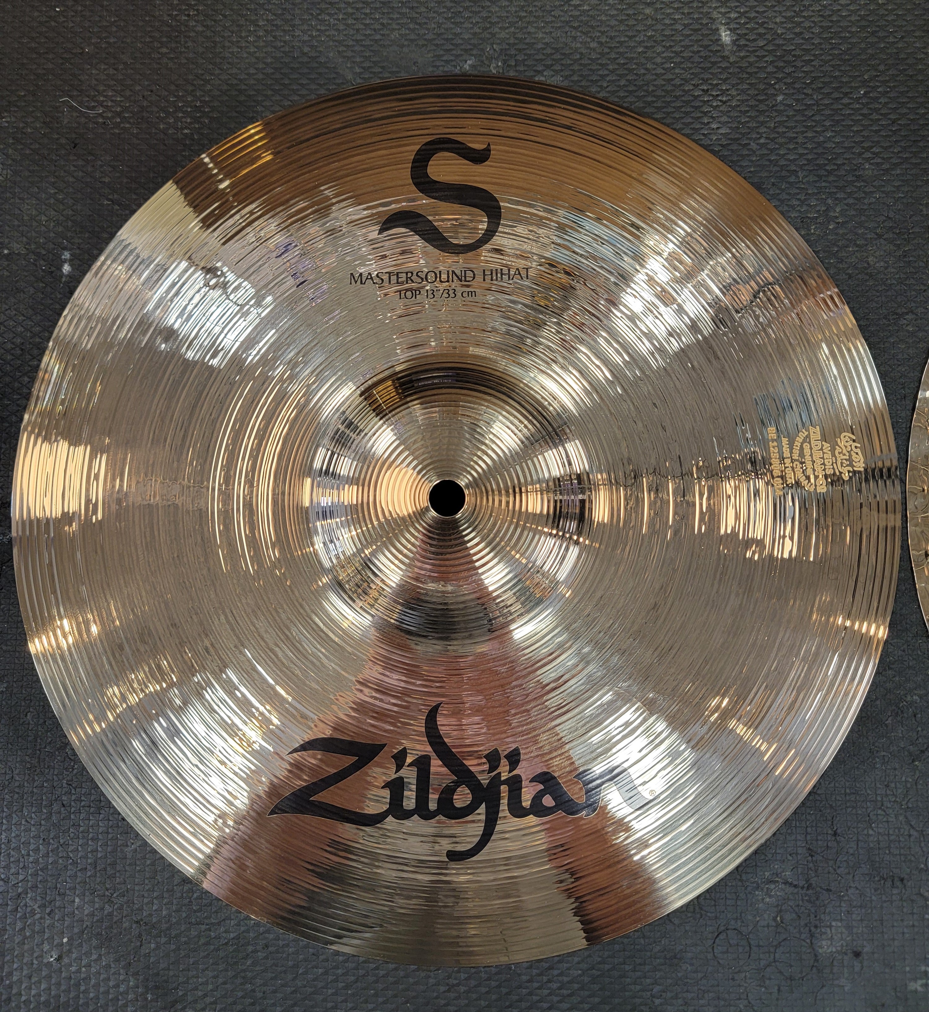 Zildjian S Series Hi-Hat S13MPR - close-up of S logo and brilliant finish