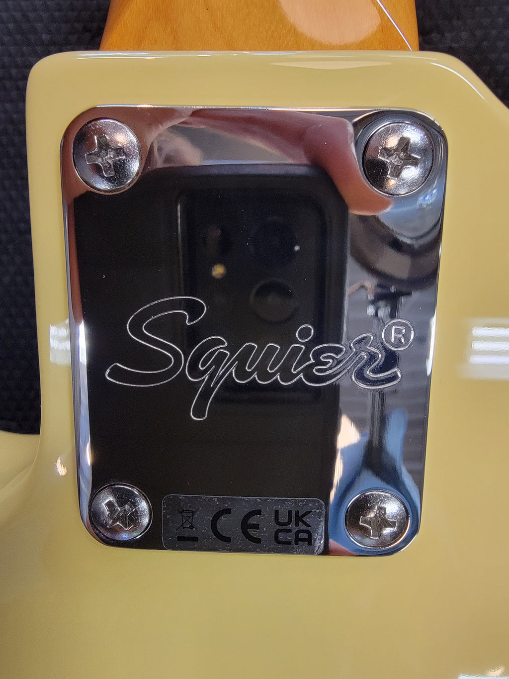 Squier Classic Vibe Telecaster Bass Vintage White — strap button detail
