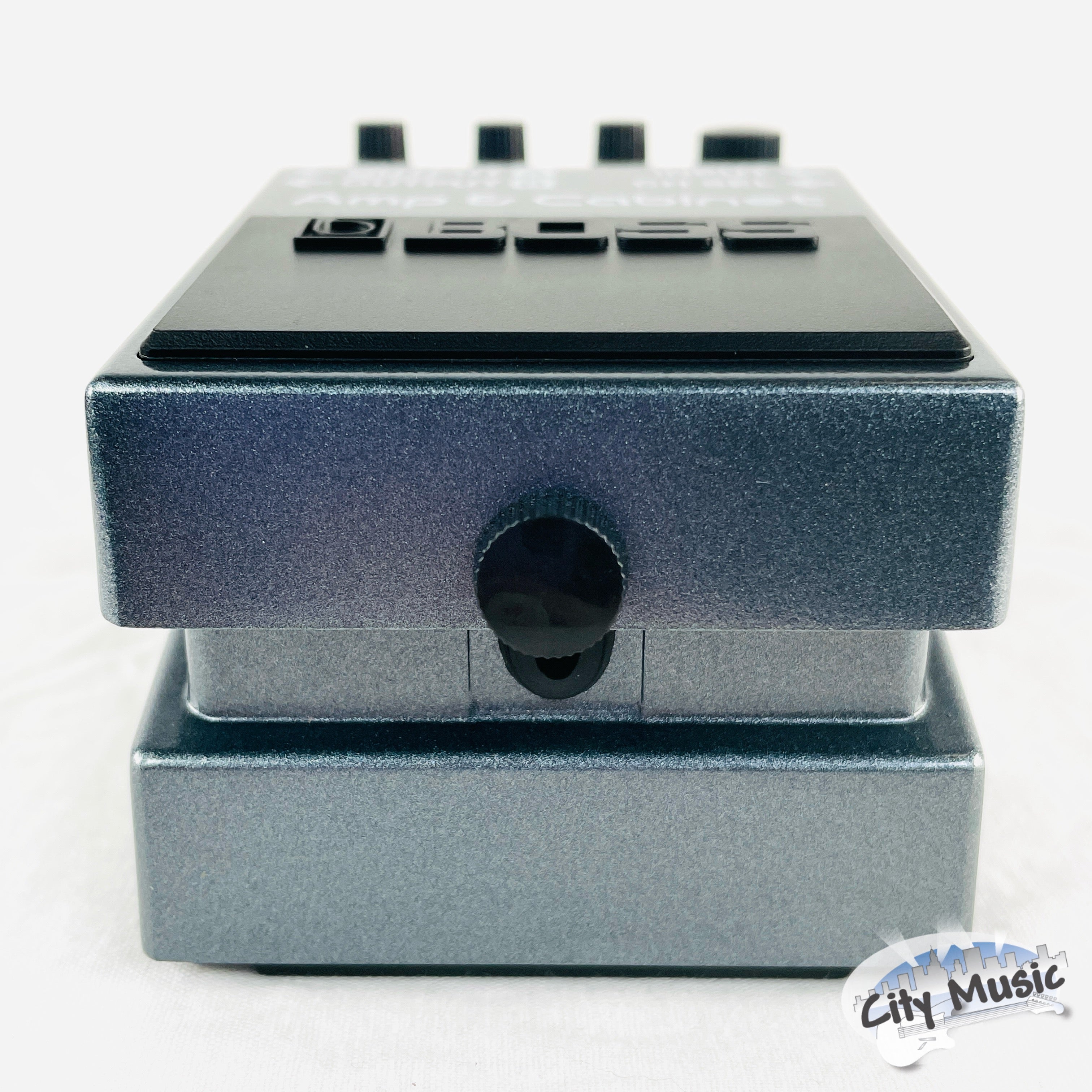 Boss IR-2 Amp & Cabinet pedal — jacks close-up
