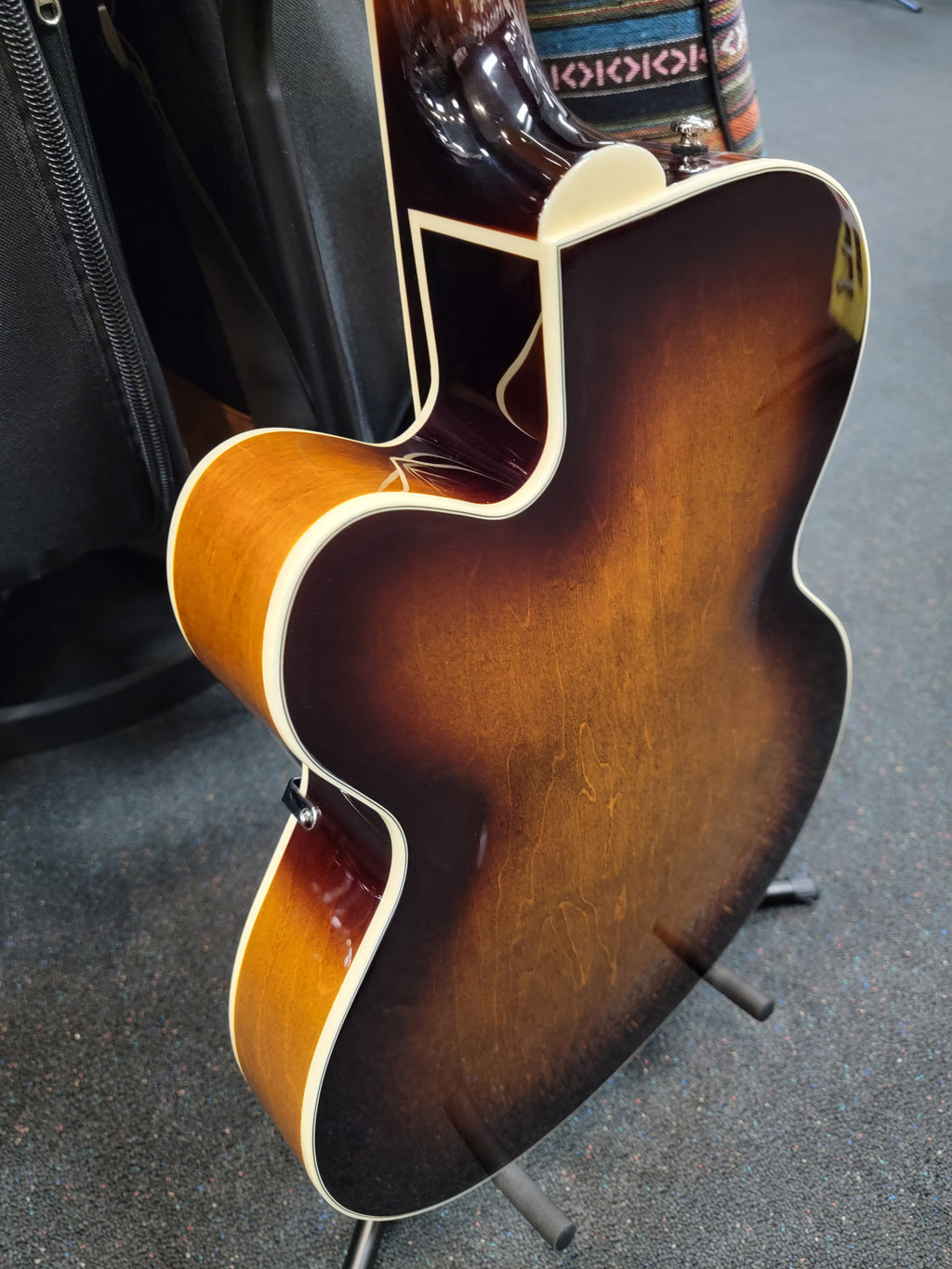 Gretsch G2420T Streamliner hollow body — neck joint