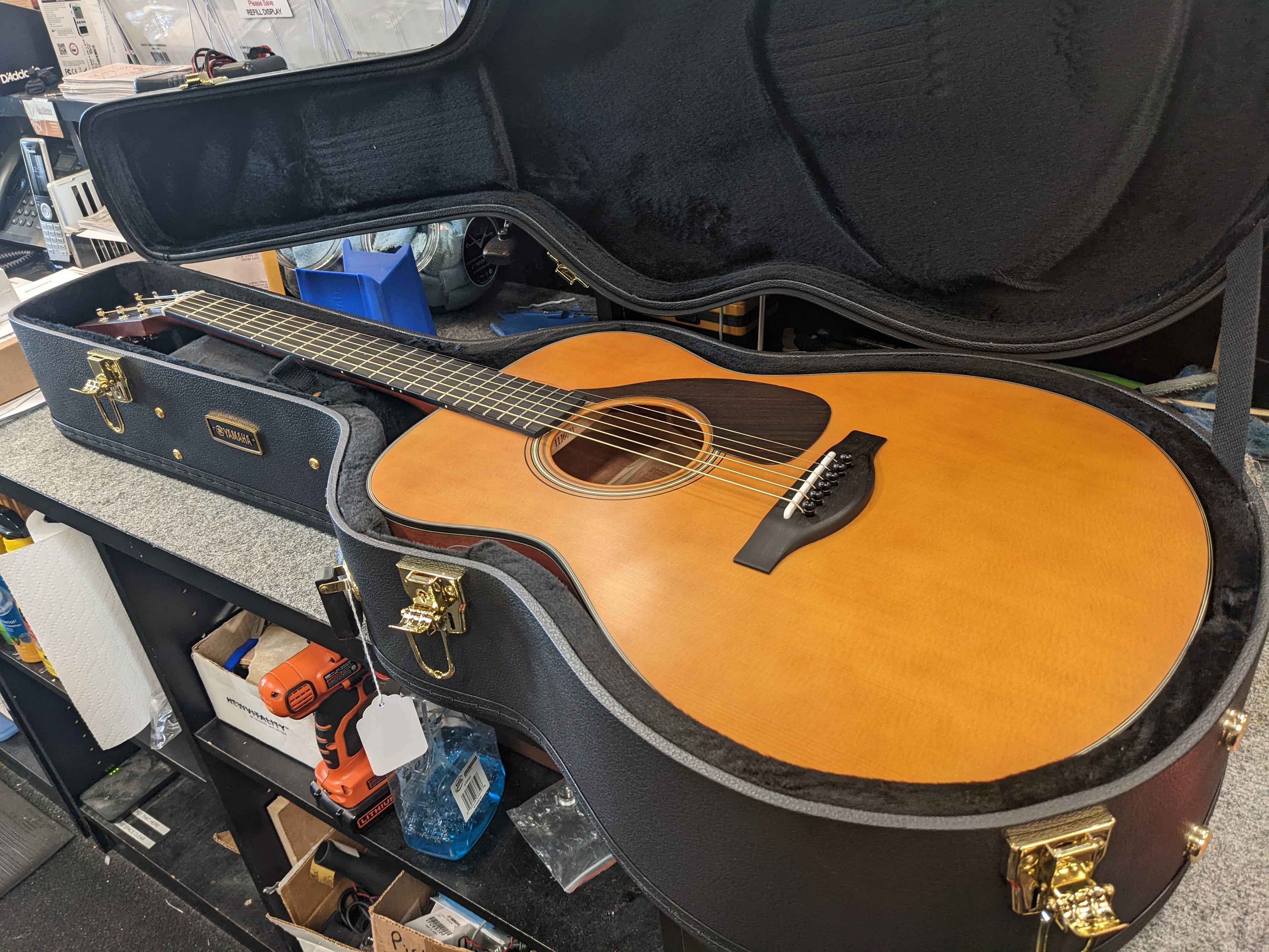 Yamaha Red Label FSX5 acoustic-electric guitar — included hardshell case