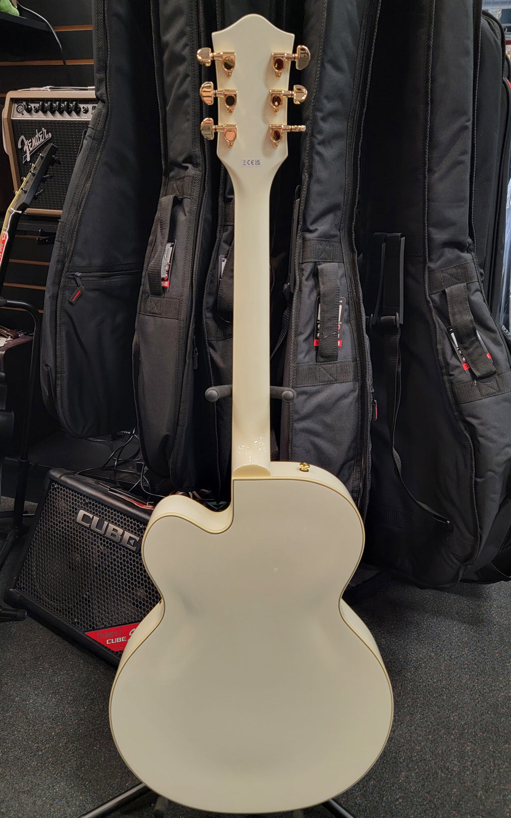 Gretsch G2420TG Streamliner hollow body — control knobs