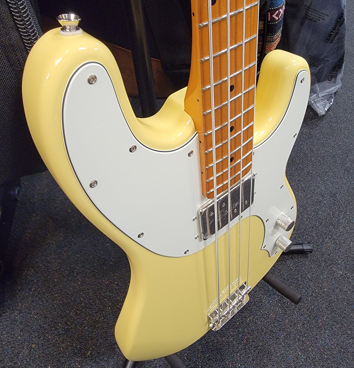 Squier Classic Vibe Telecaster Bass Vintage White — control knobs