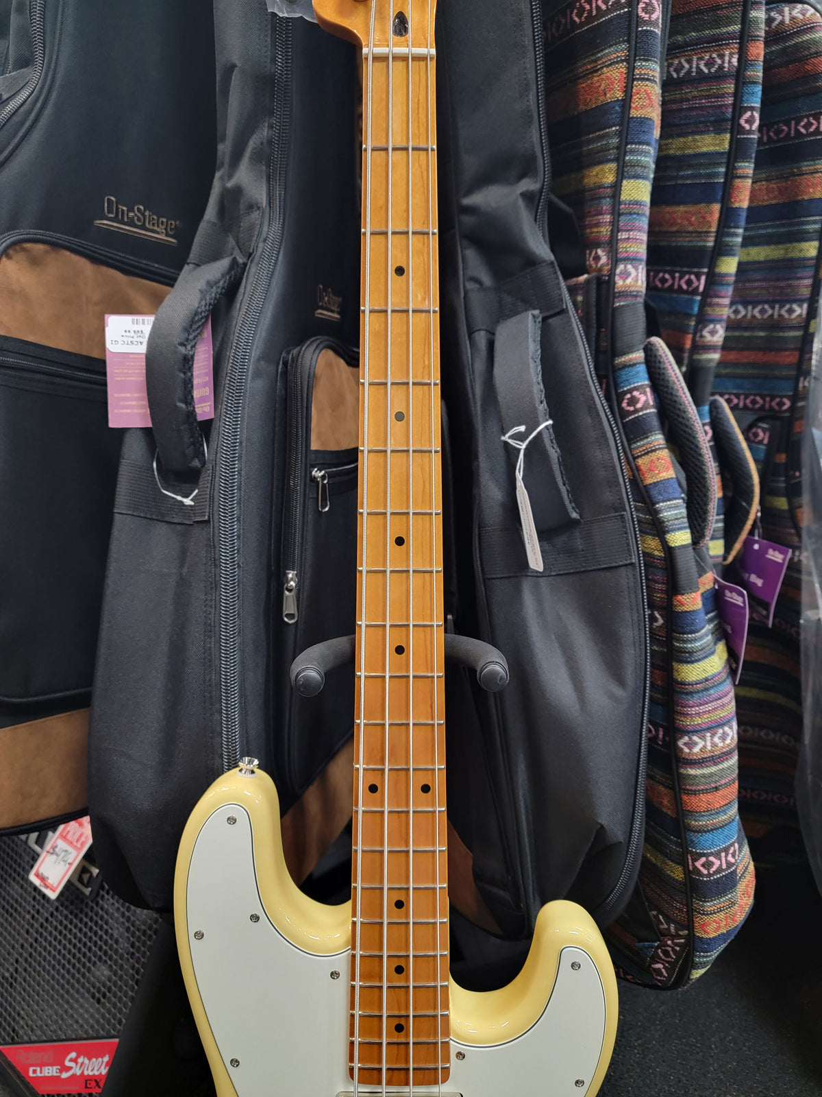 Squier Classic Vibe Telecaster Bass Vintage White — neck pickup detail