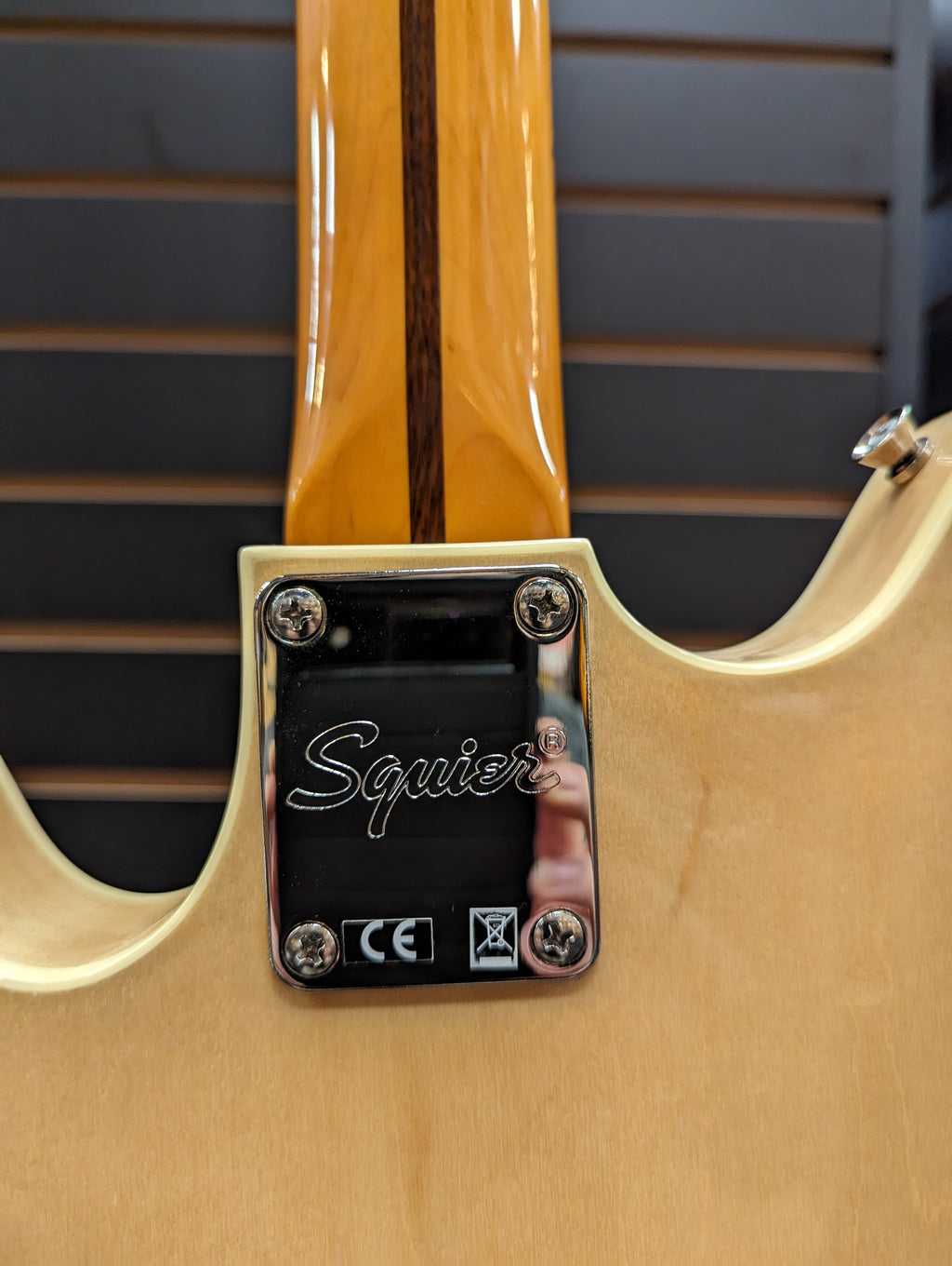 Squier Classic Vibe Starcaster Natural — controls and pickguard