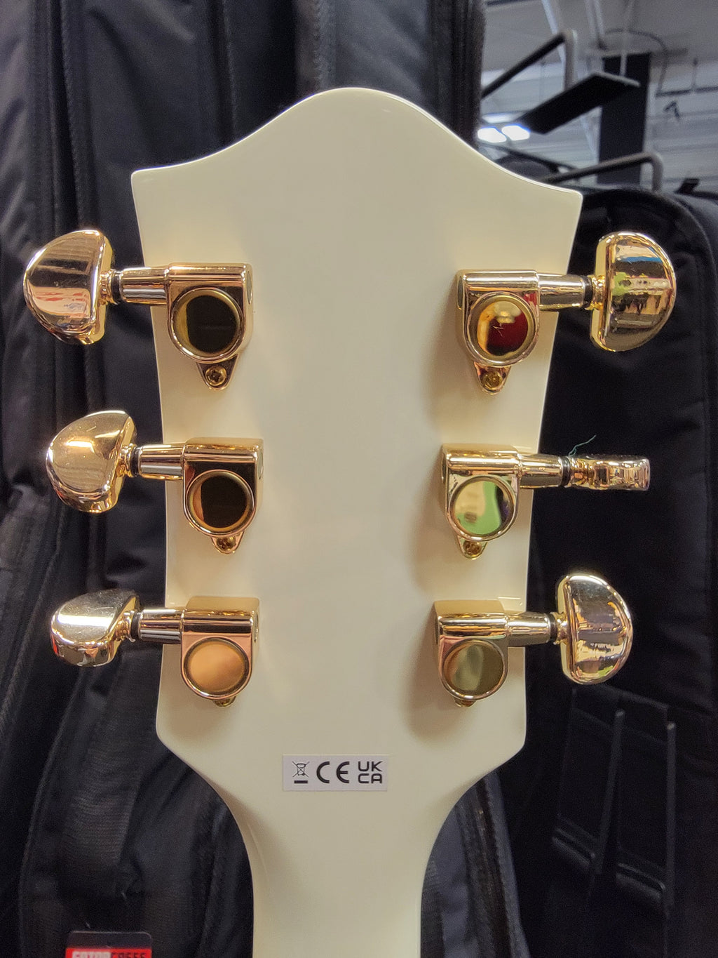 Gretsch G2622TG Streamliner center block — f-hole detail