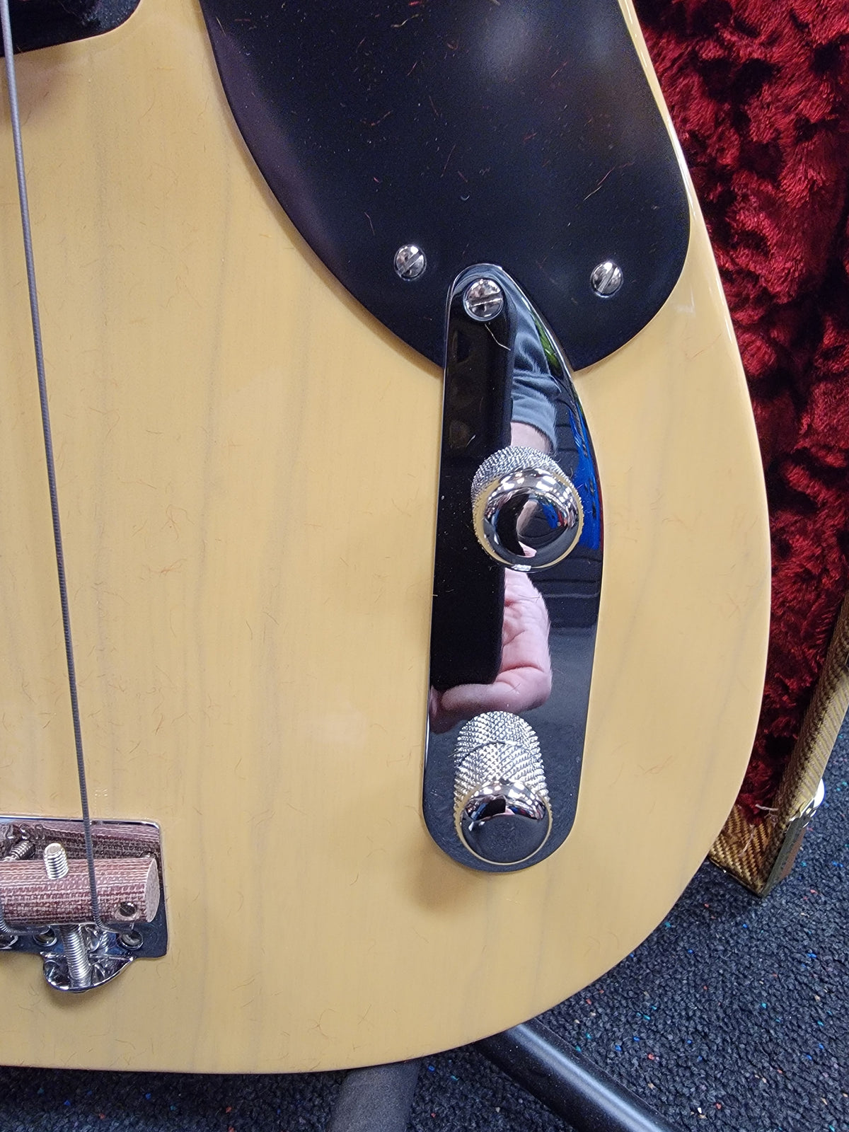 Fender AV II 1951 Precision Bass Butterscotch Blonde — reverse tuners
