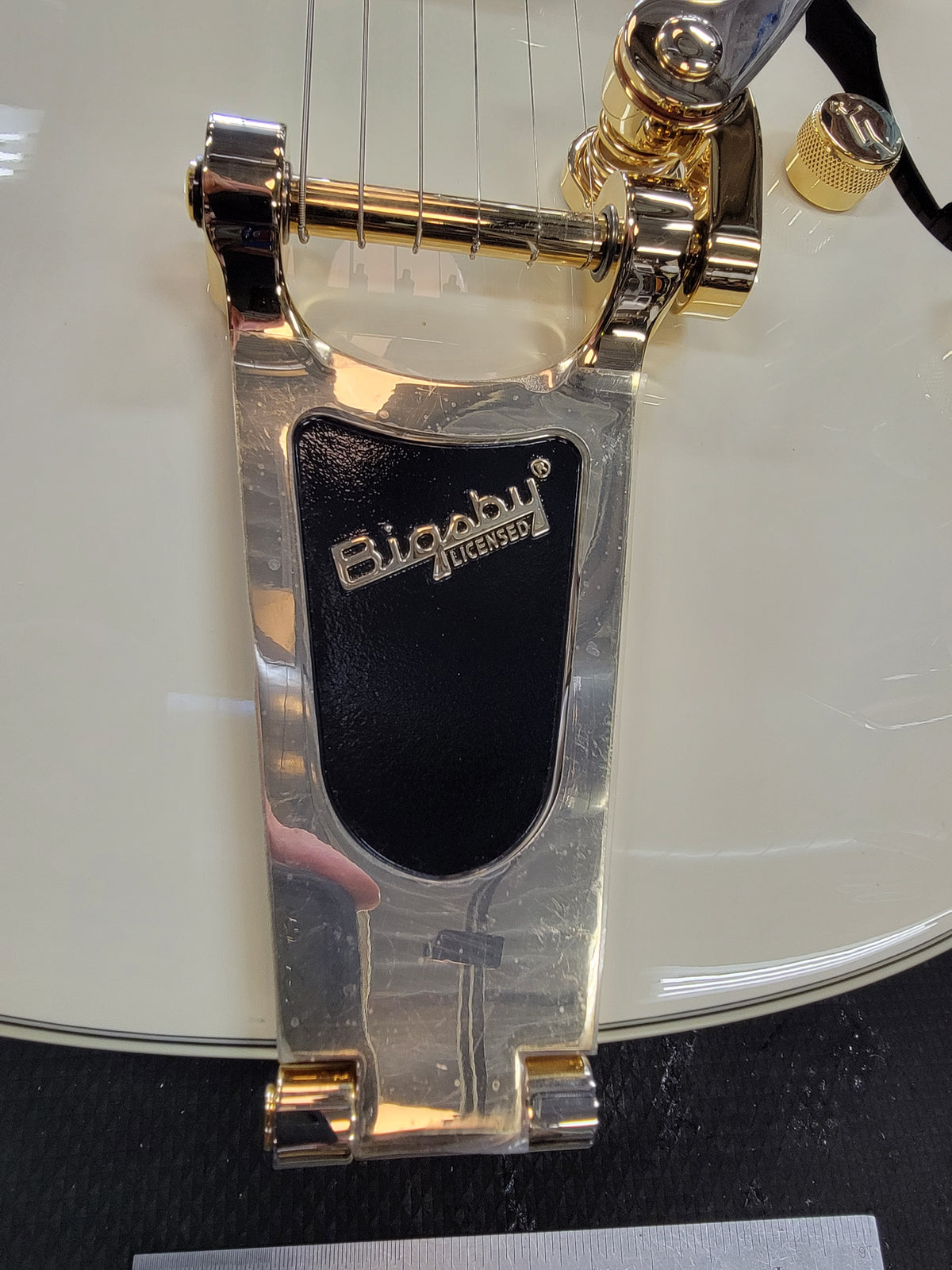 Gretsch G2420TG Streamliner hollow body — upper bout