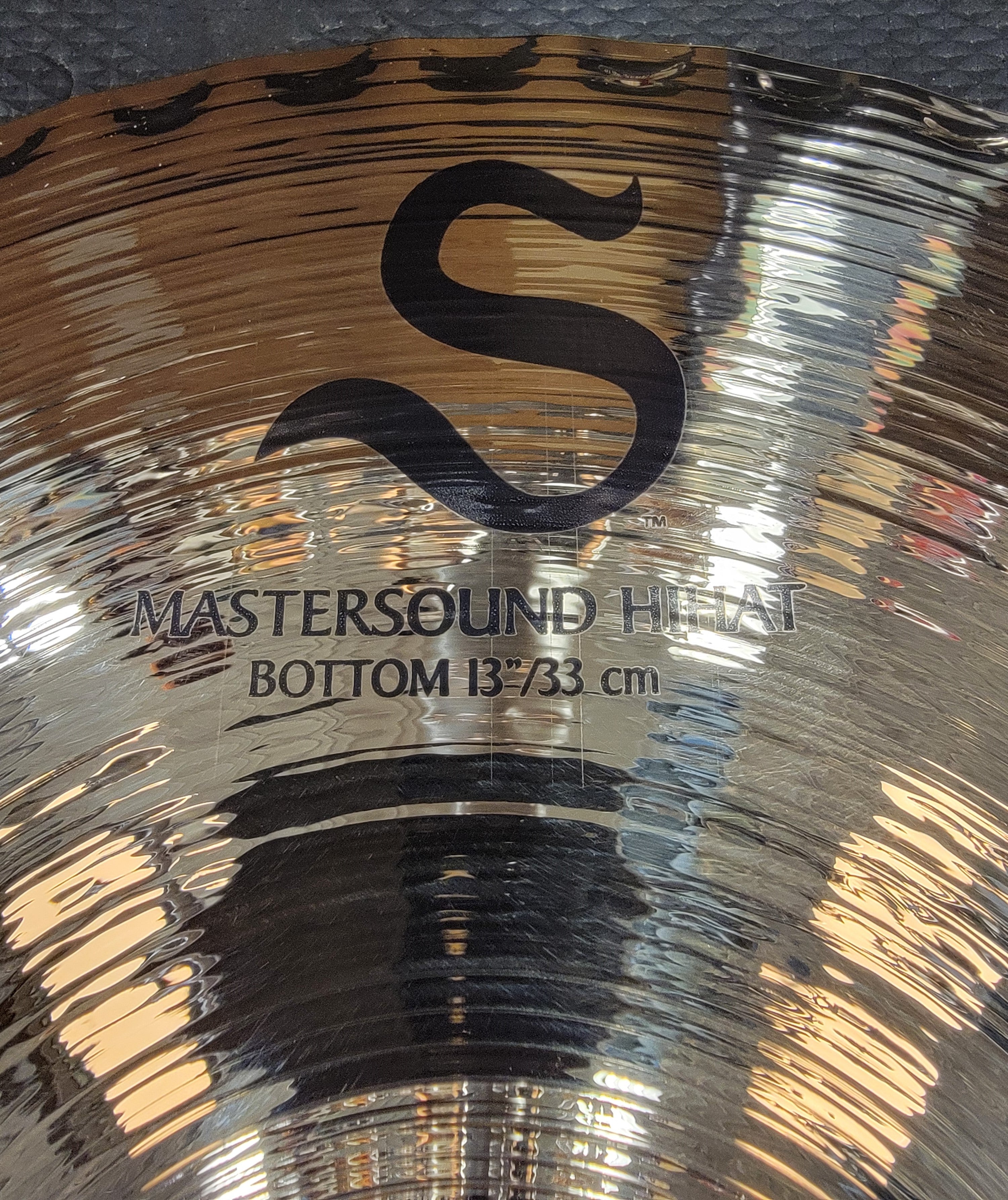 Zildjian S13MPR Hi-Hat pair - overview on display surface