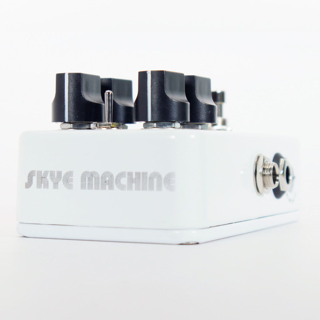 Seamoon Skye Machine analog chorus pedal — side jacks view