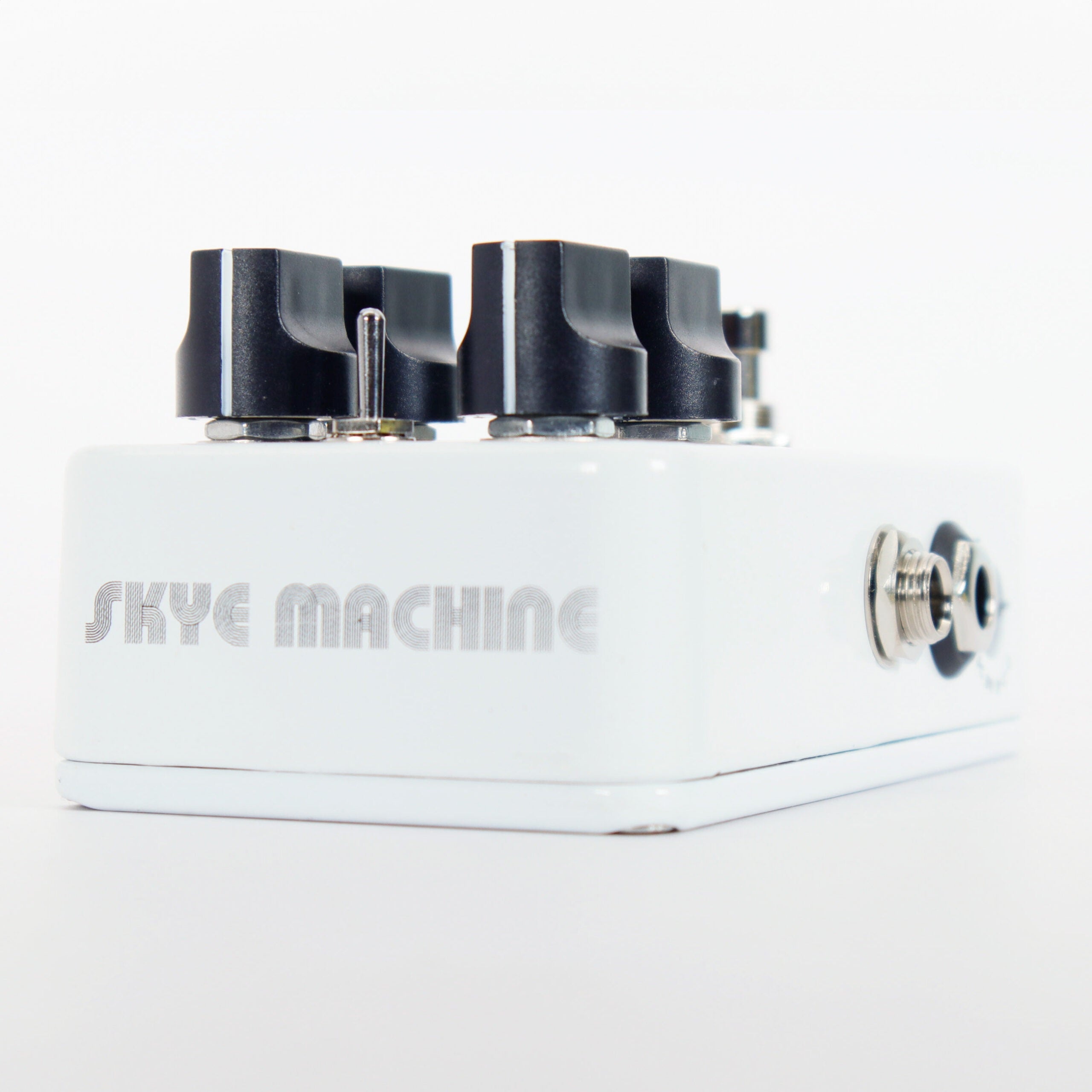 Seamoon Skye Machine analog chorus pedal — side jacks view