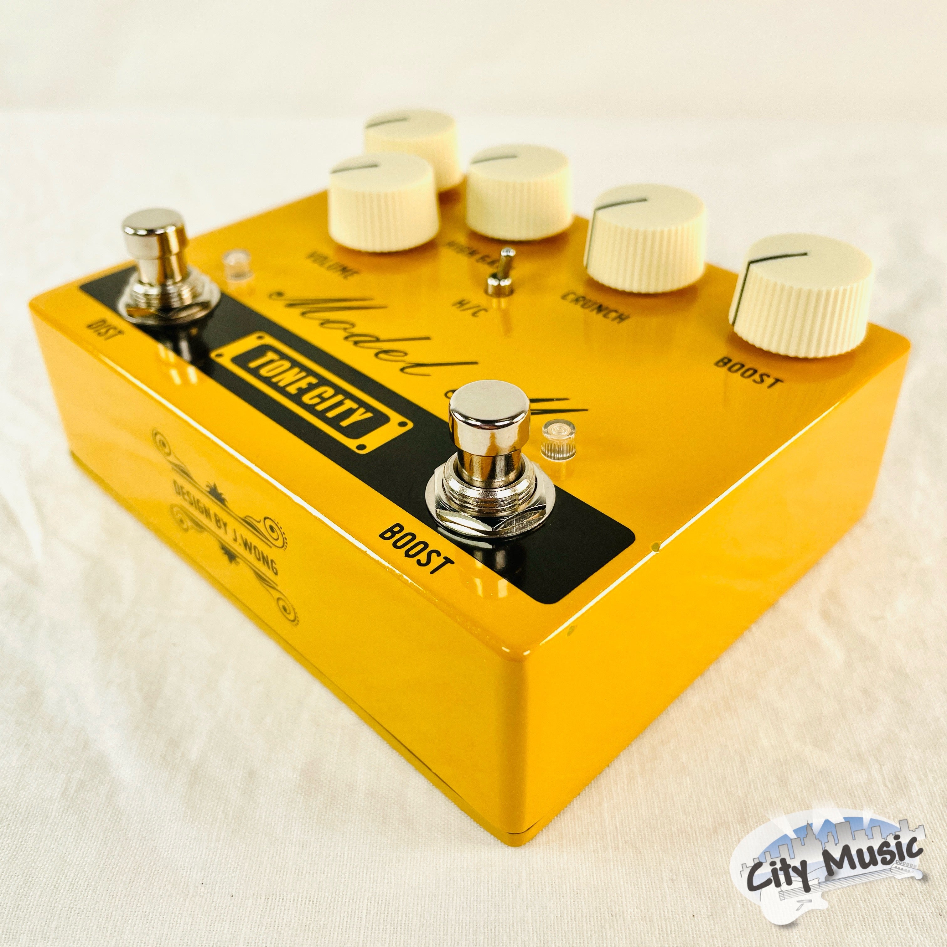 Tone City TC-T32 Model M distortion pedal — rear jacks view
