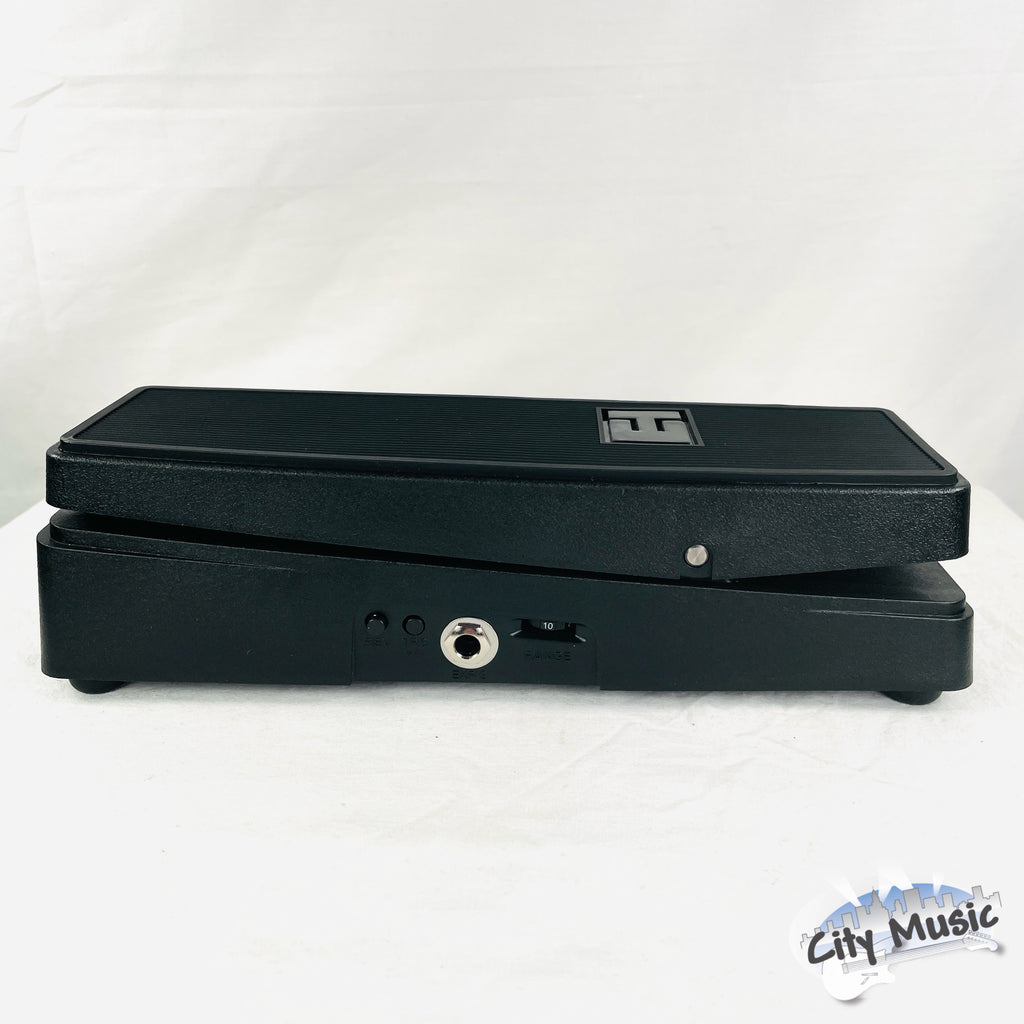 Electro-Harmonix Dual Expression Pedal — rear jacks