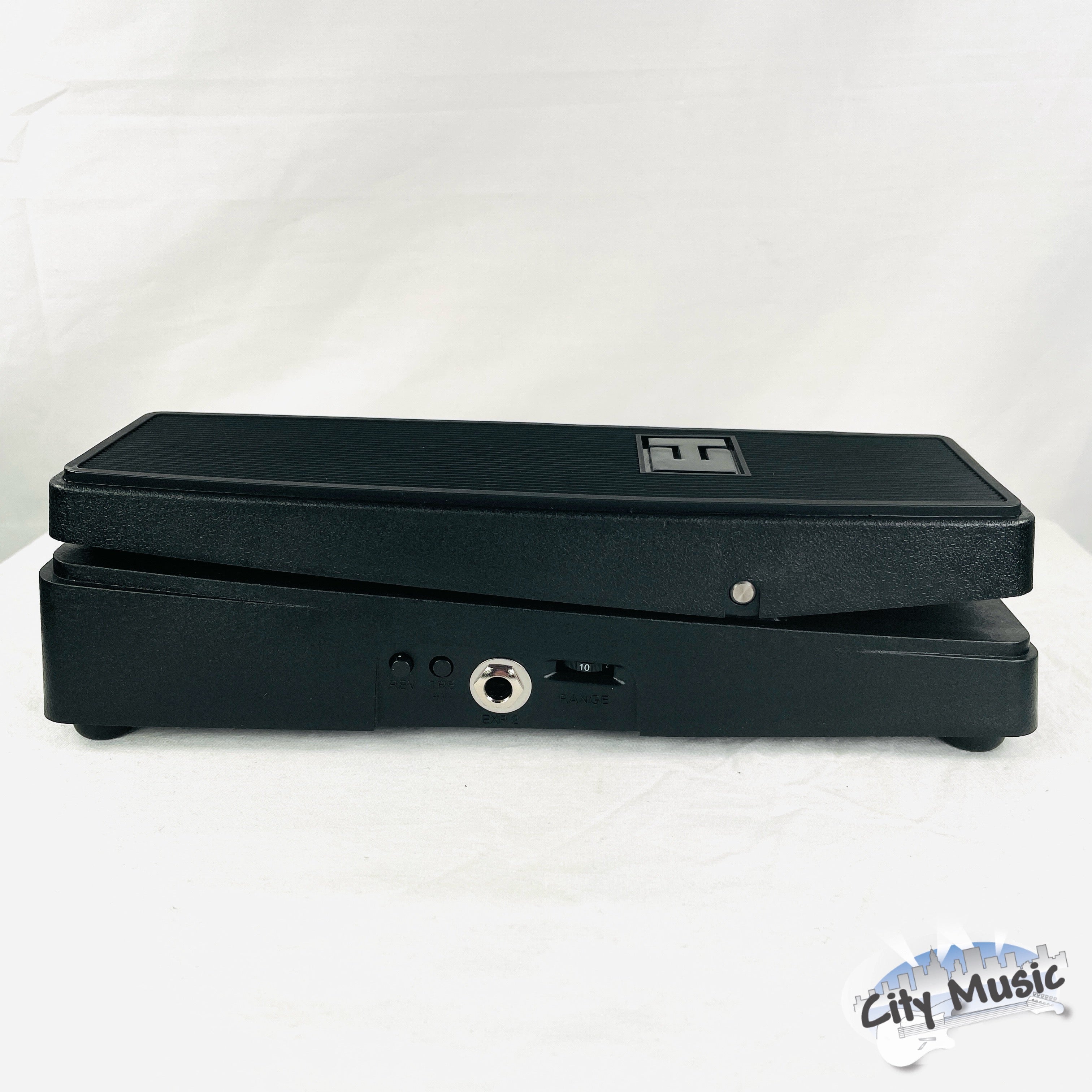 Electro-Harmonix Dual Expression Pedal — rear jacks