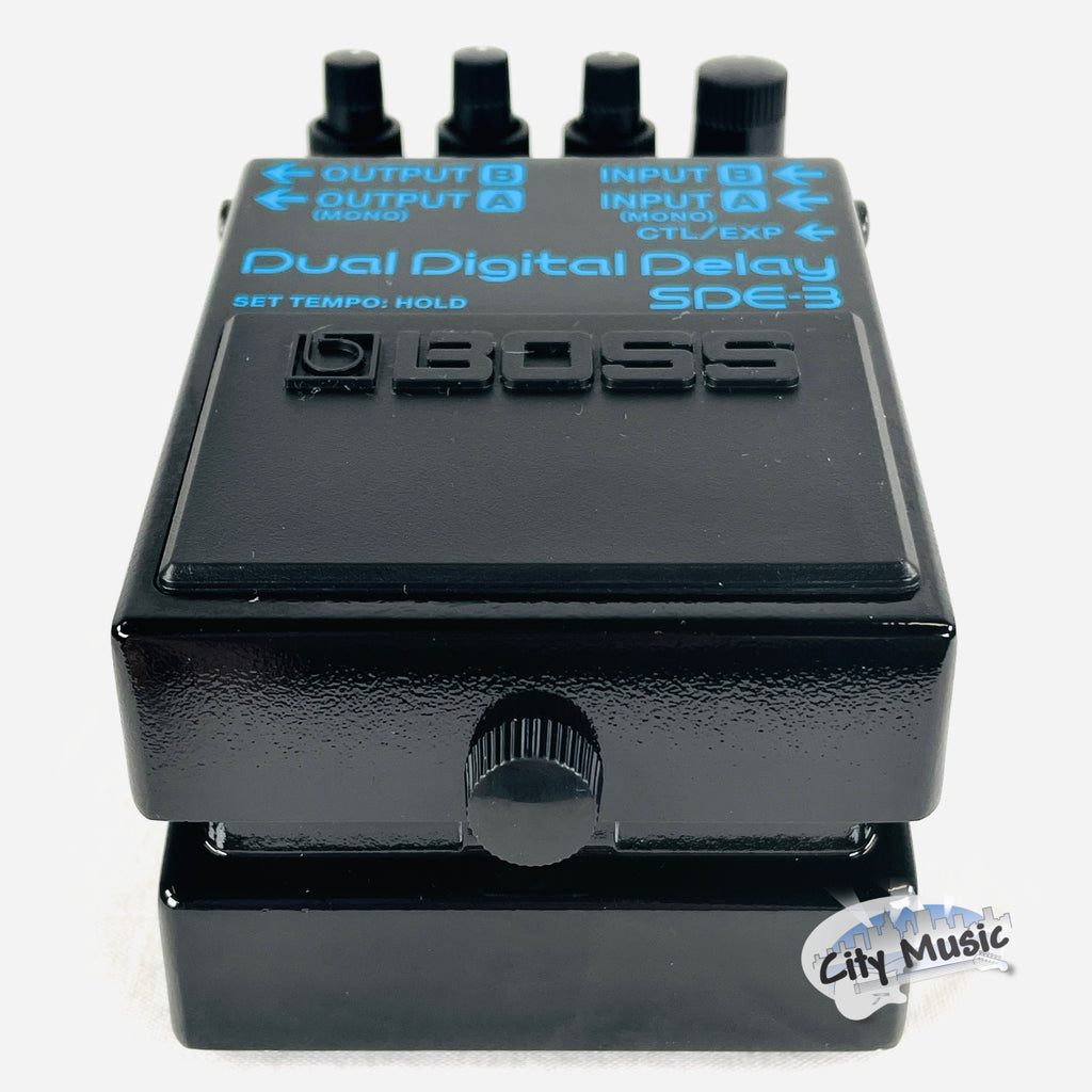 Boss SDE-3 Dual Digital Delay pedal — black enclosure side jacks