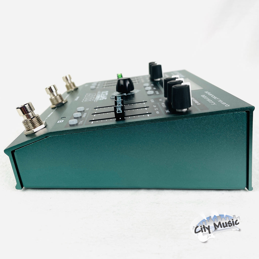 Electro-Harmonix Oceans Abyss reverb pedal — display detail