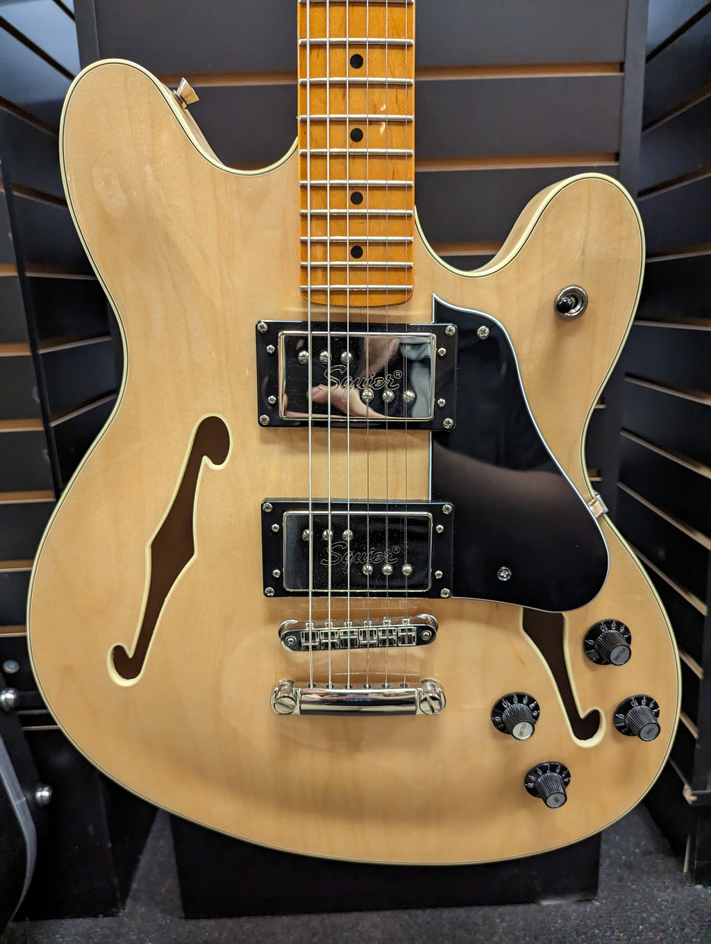 Squier Classic Vibe Starcaster Natural — body detail, Wide Range humbuckers
