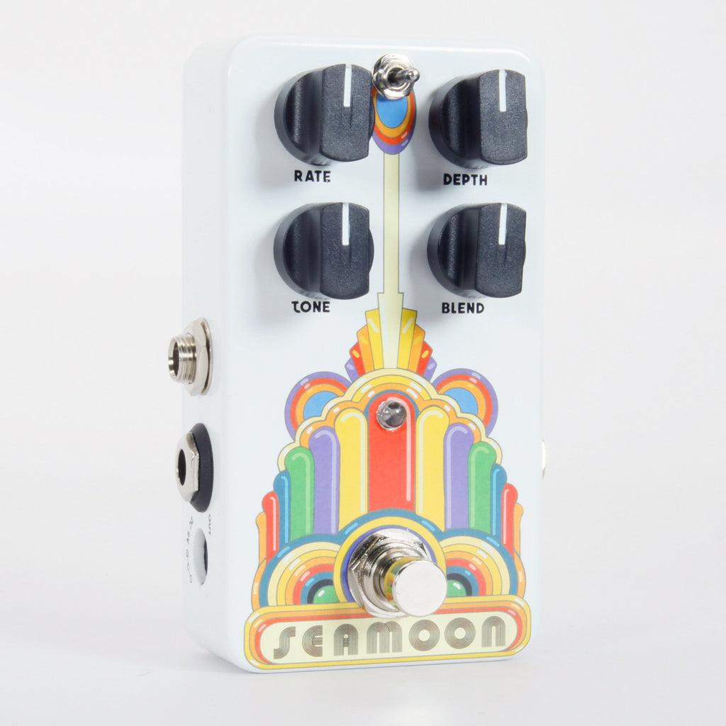 Seamoon Skye Machine analog chorus pedal — knobs and footswitch detail