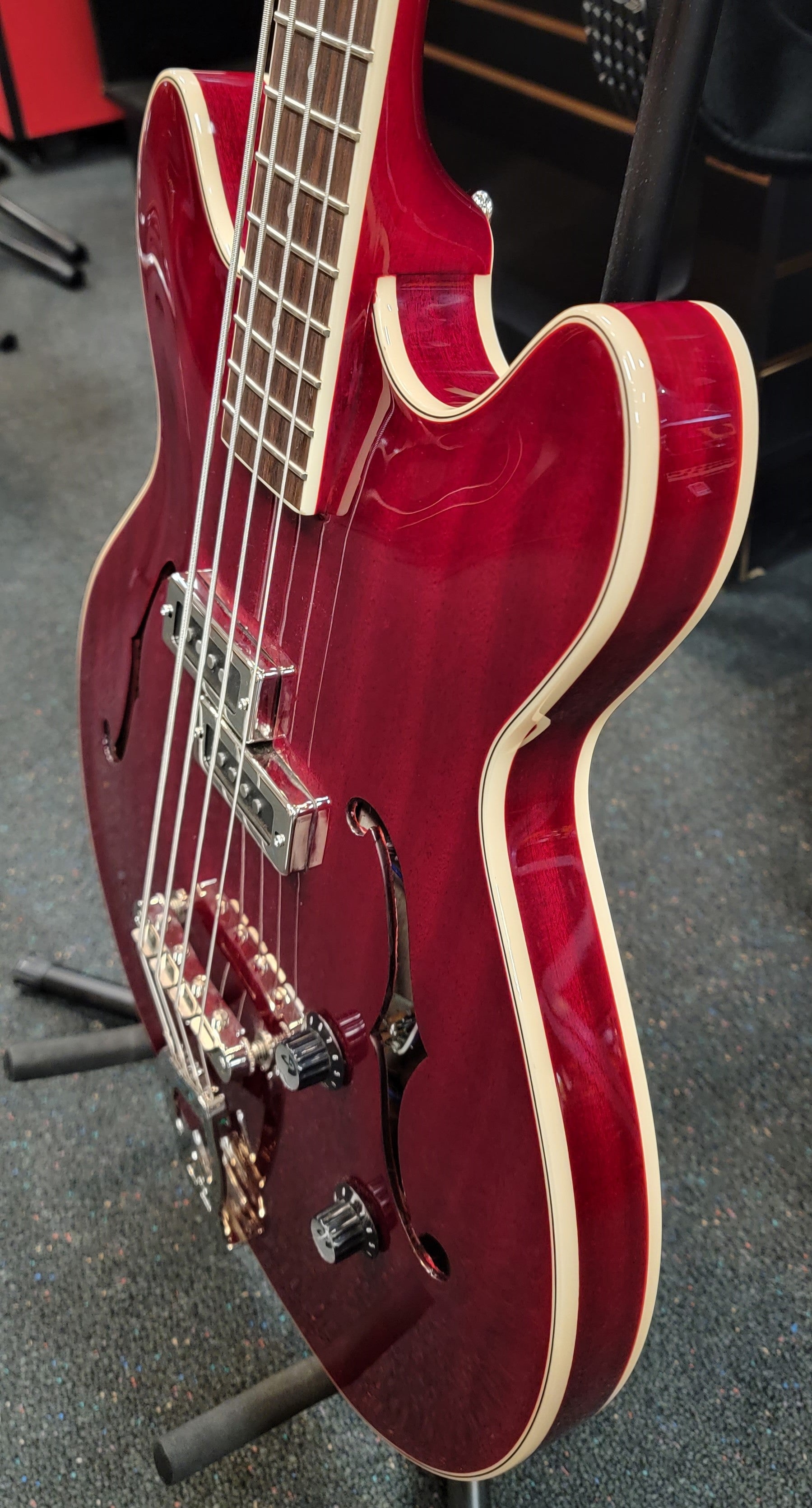 Guild Starfire I Cherry Red bass controls detail