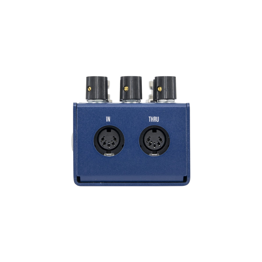 Walrus Audio MAKO M1 modulation pedal — side jacks view