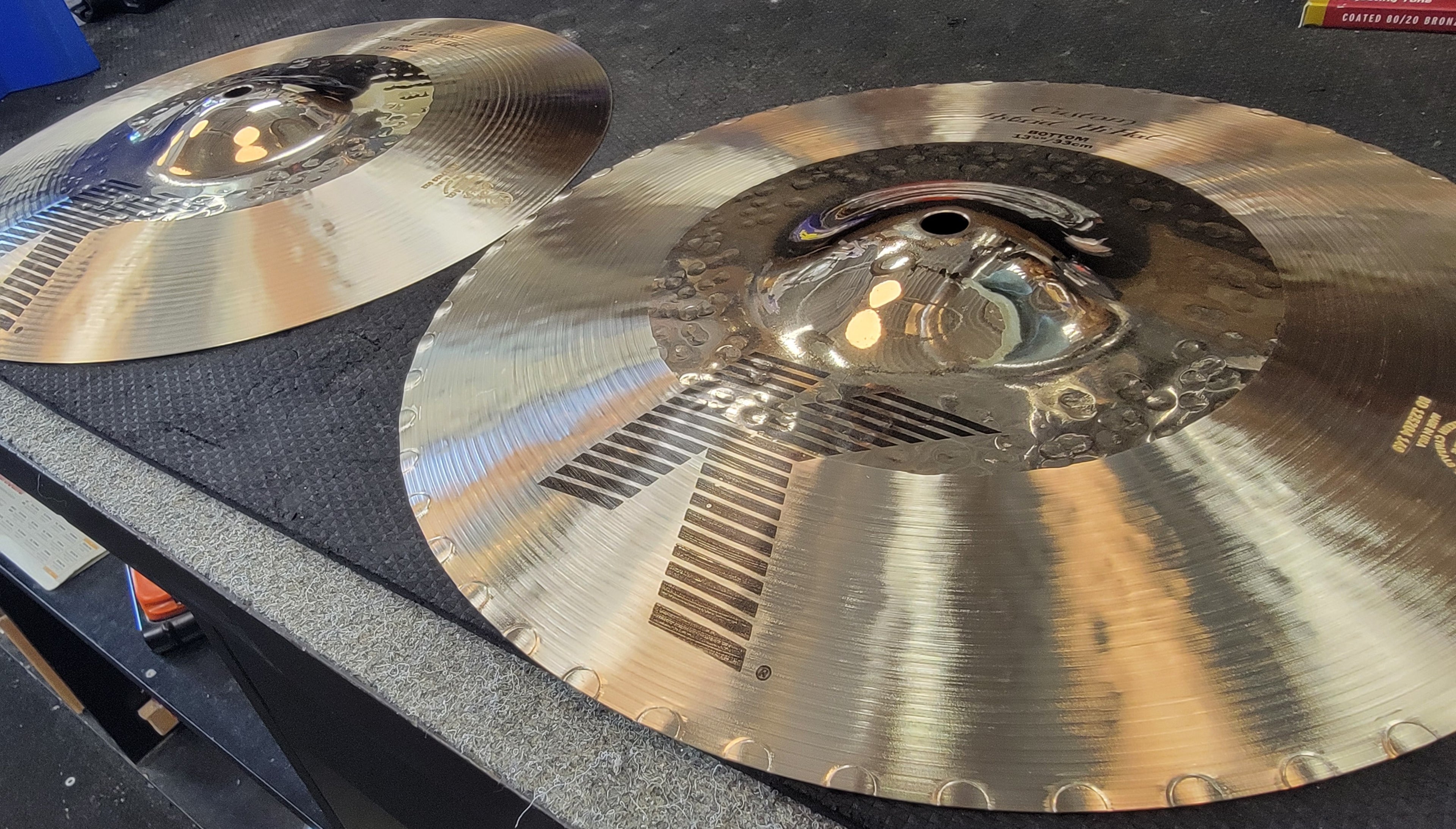 Zildjian K Custom Hybrid Hi-Hat K1213 - bell close-up