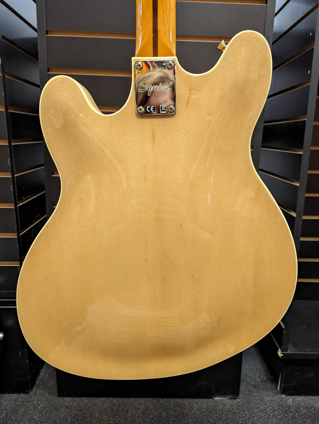 Squier Classic Vibe Starcaster Natural — f-holes detail