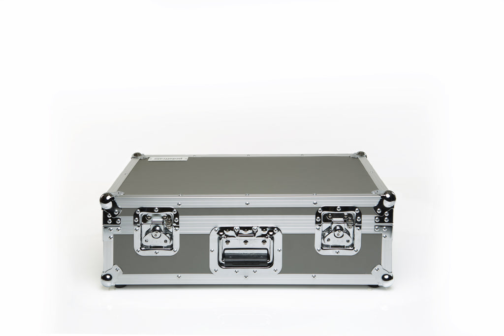 Pedaltrain Classic 2 - tour case latches and hardware detail