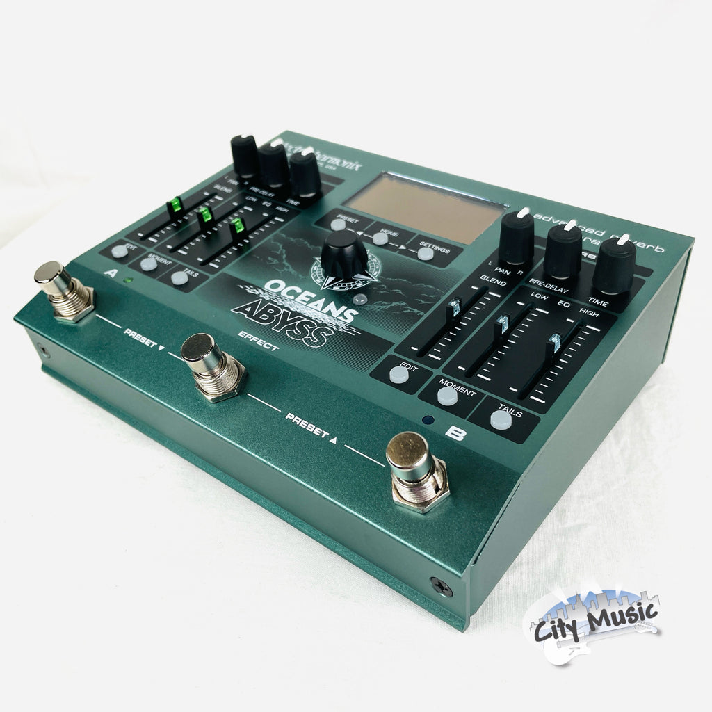 Electro-Harmonix Oceans Abyss reverb pedal — side view