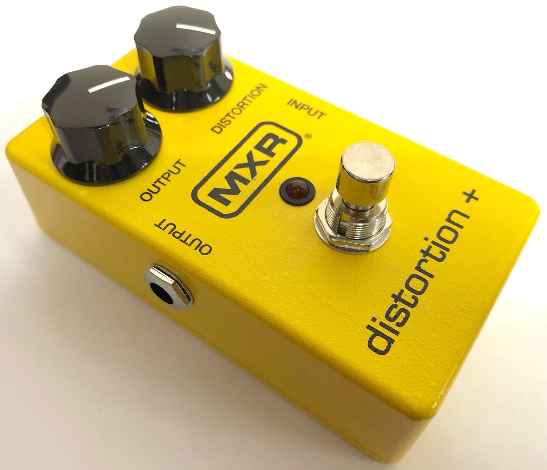 MXR M104 Distortion+ — side input output jacks
