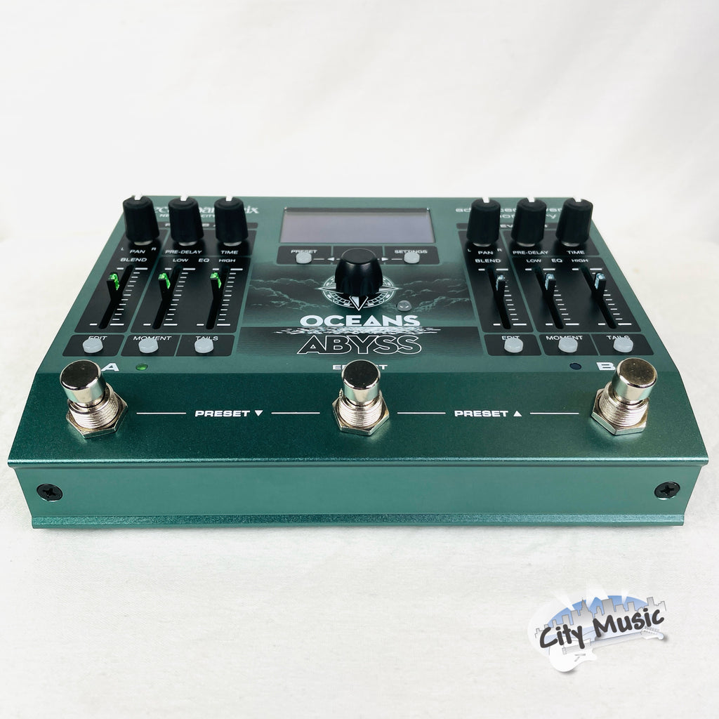 Electro-Harmonix Oceans Abyss reverb pedal — footswitches detail