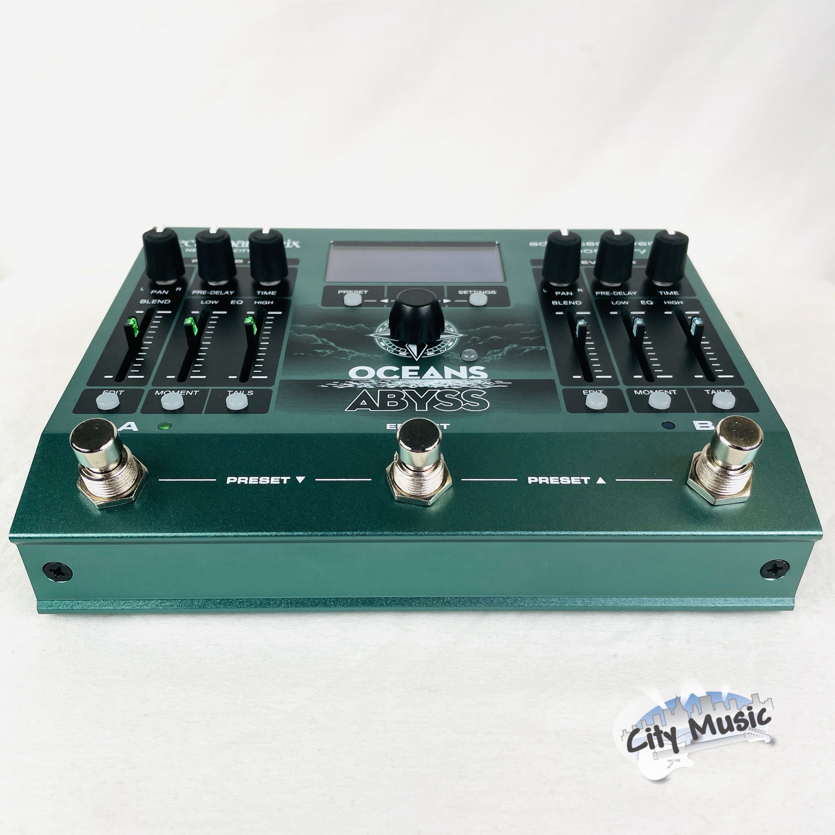 Electro-Harmonix Oceans Abyss reverb pedal — footswitches detail