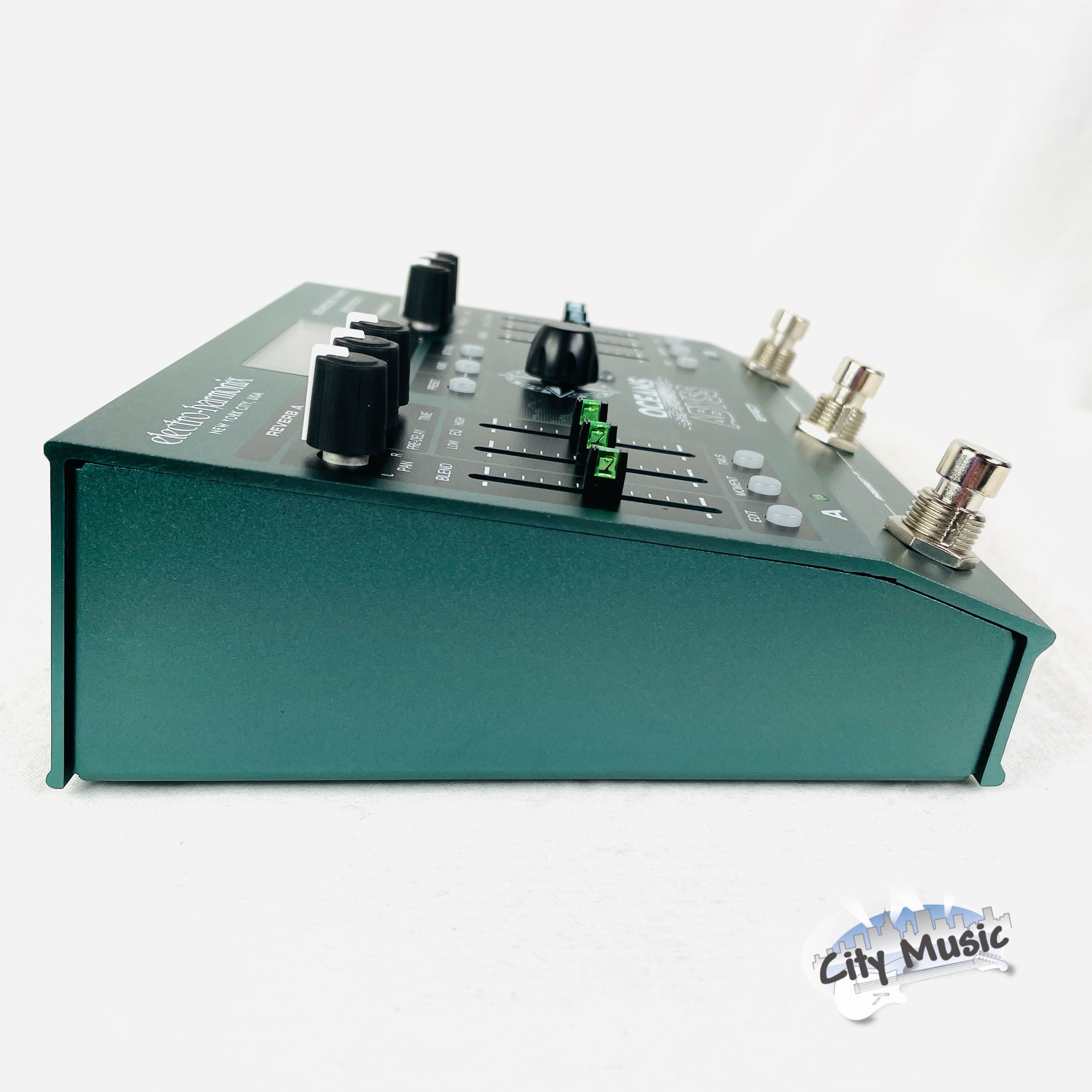 Electro-Harmonix Oceans Abyss reverb pedal — bottom plate