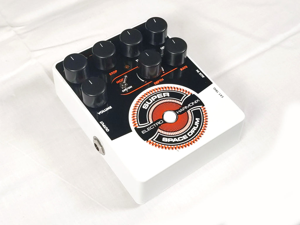 Electro-Harmonix Super Space Drum - input and output jacks detail