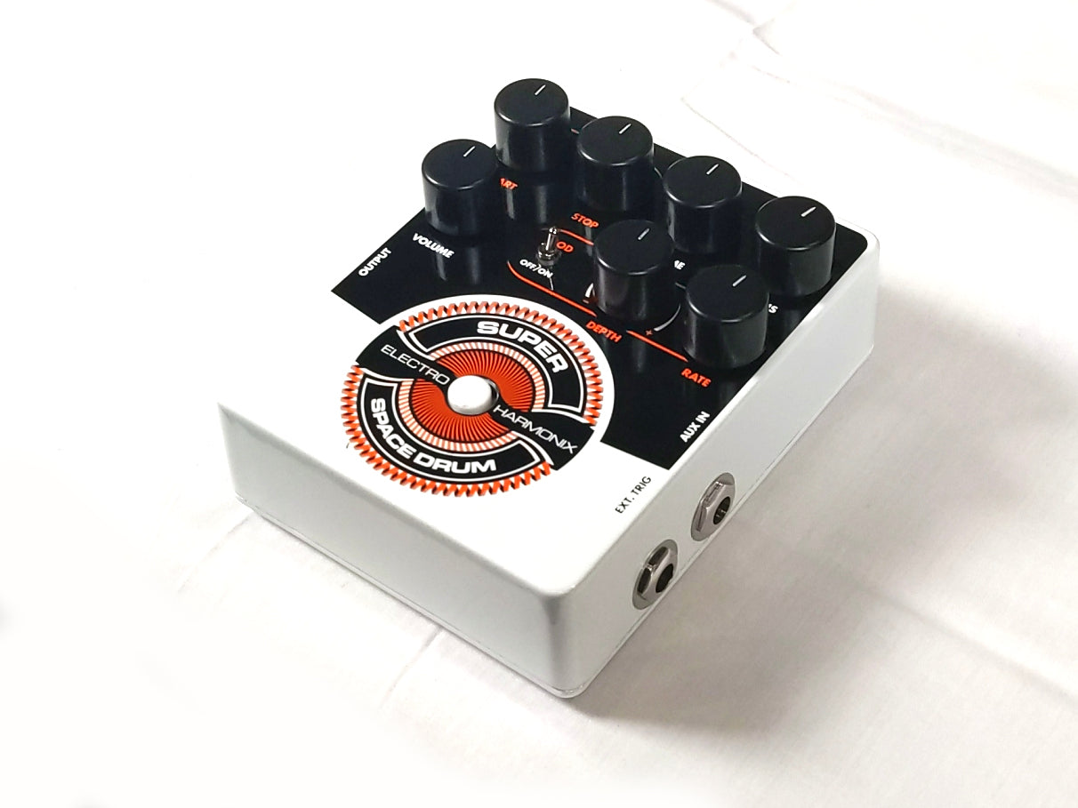 Electro-Harmonix Super Space Drum - angled view of controls