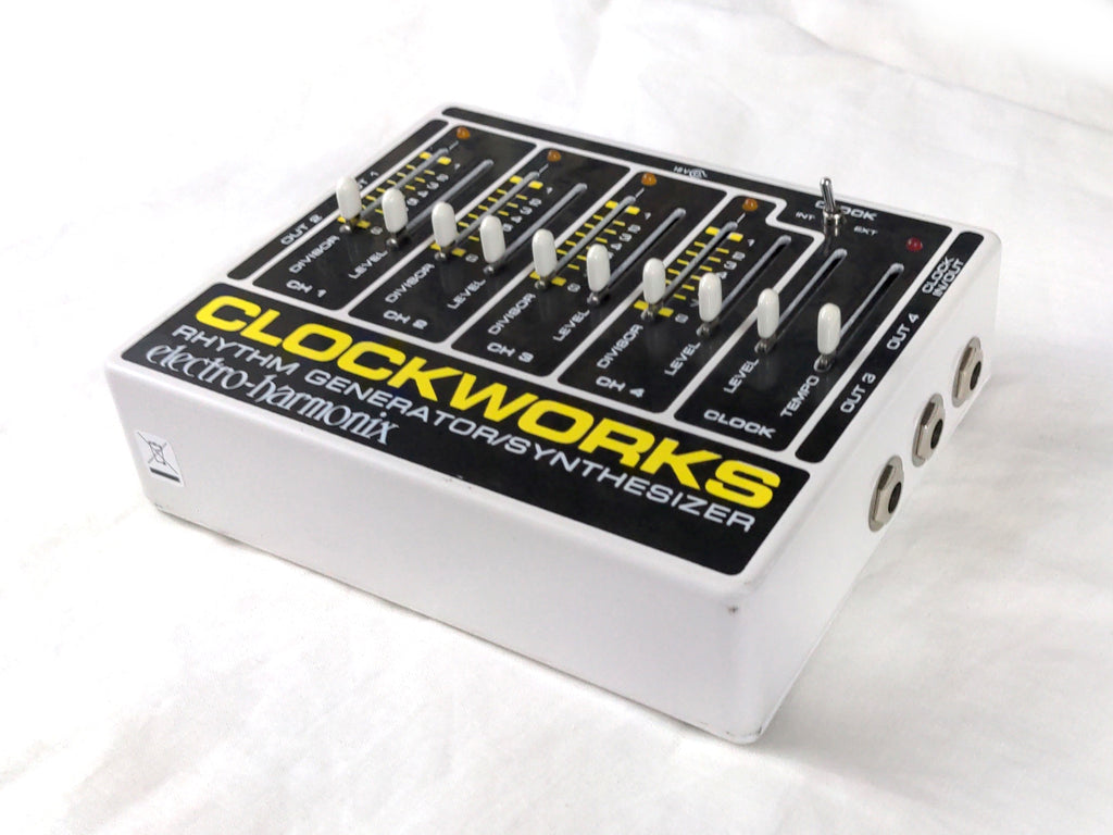 Electro-Harmonix Clockworks rear panel with power and clock connections
