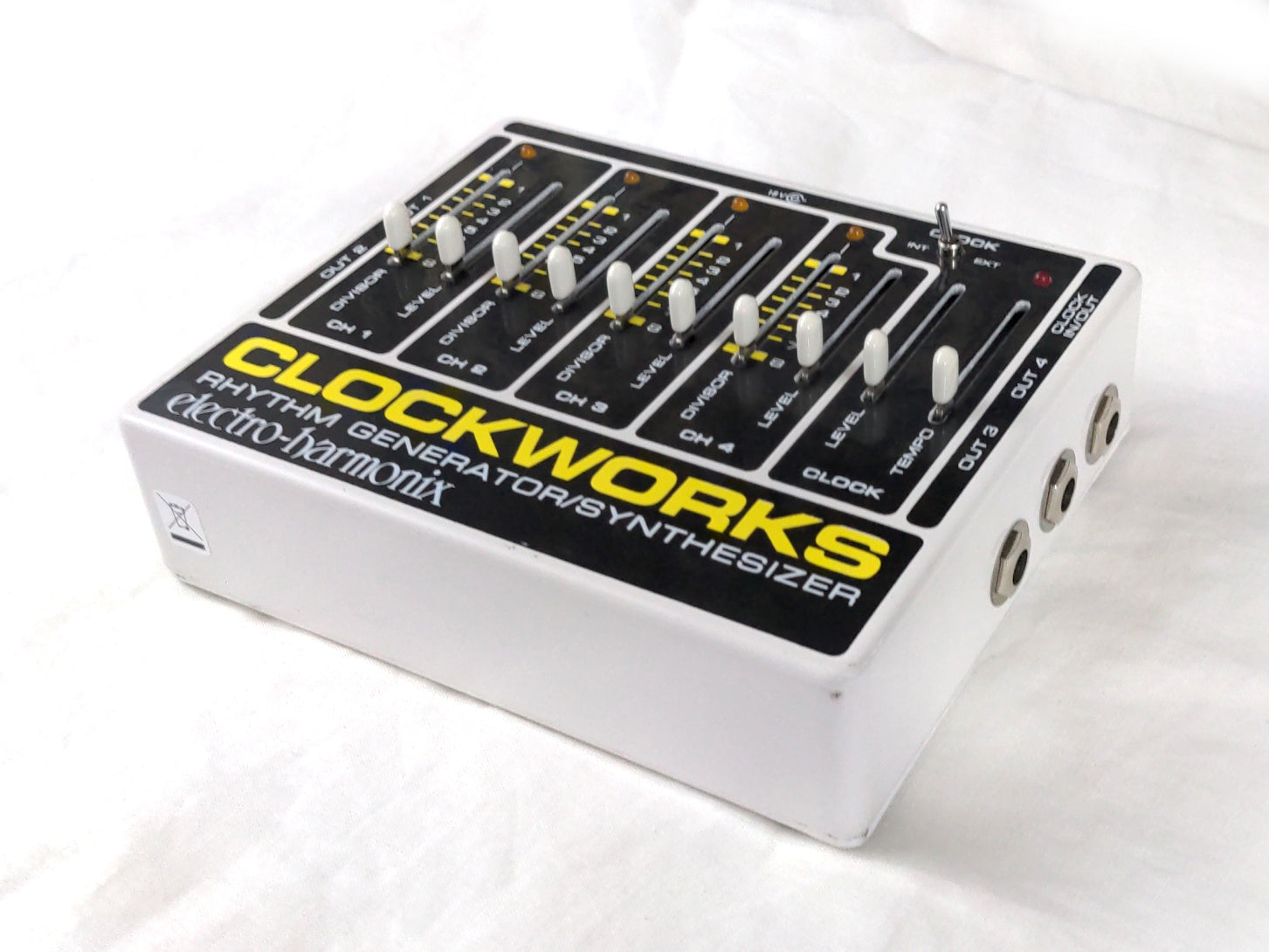 Electro-Harmonix Clockworks rear panel with power and clock connections