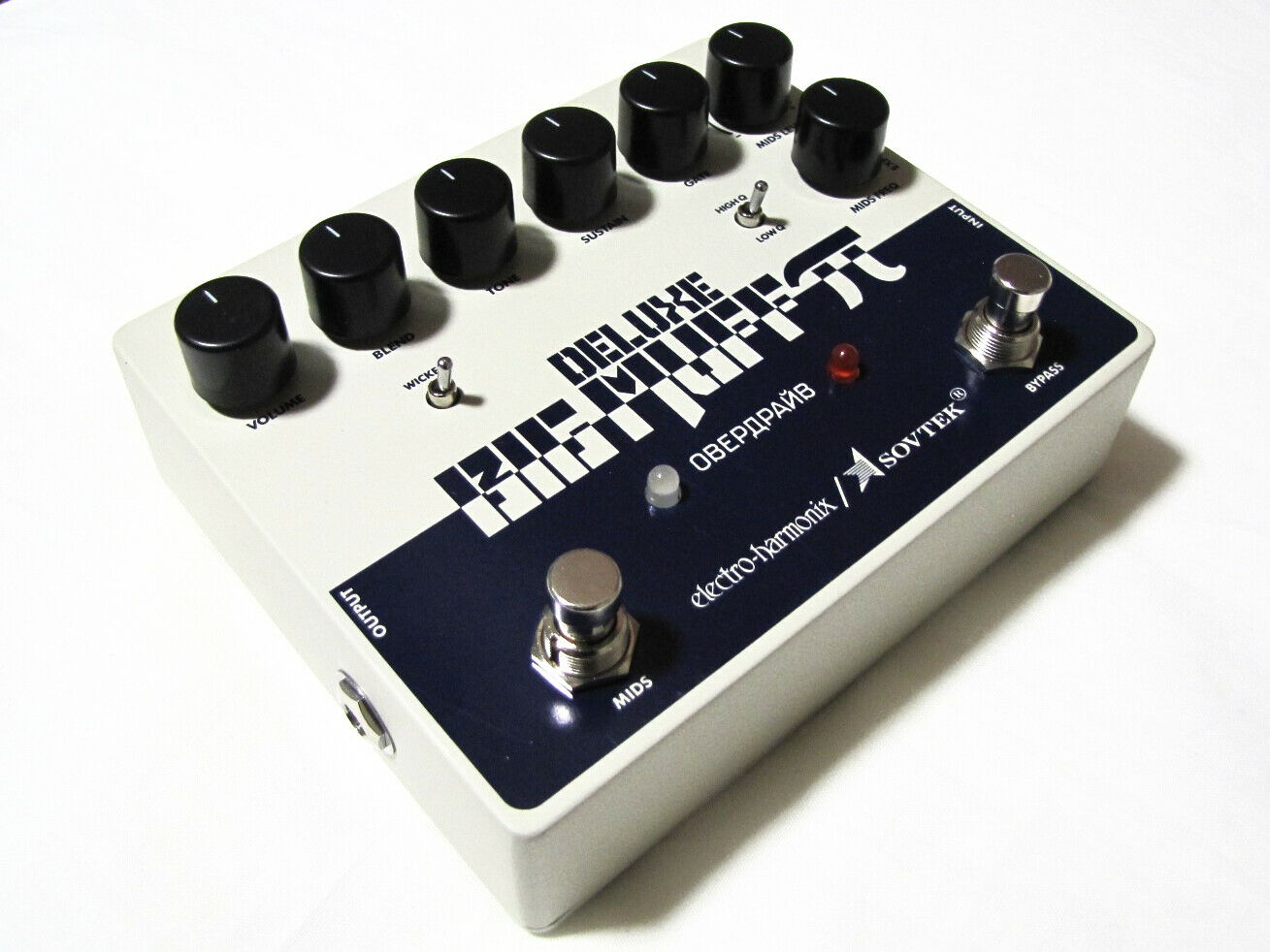 Electro-Harmonix Deluxe Sovtek Big Muff pedal side jacks view