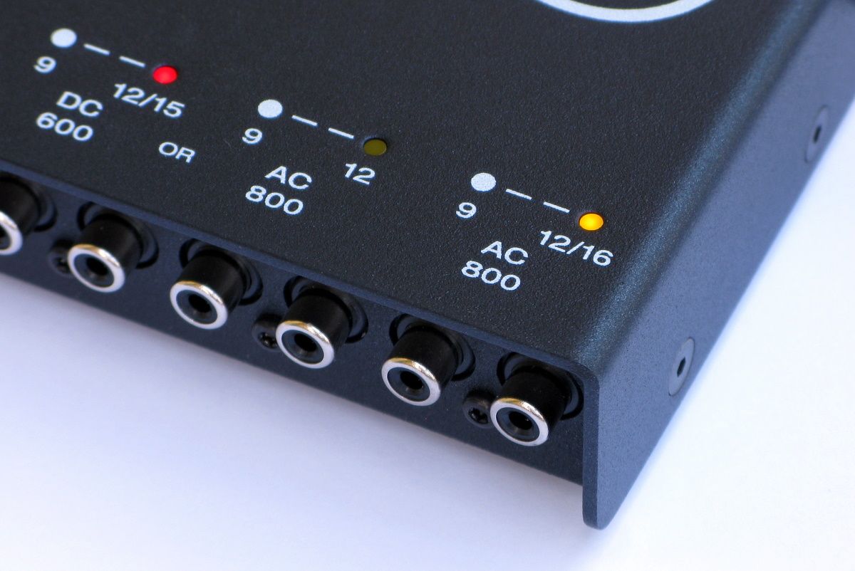 CIOKS AC10 pedal power supply — output jacks detail